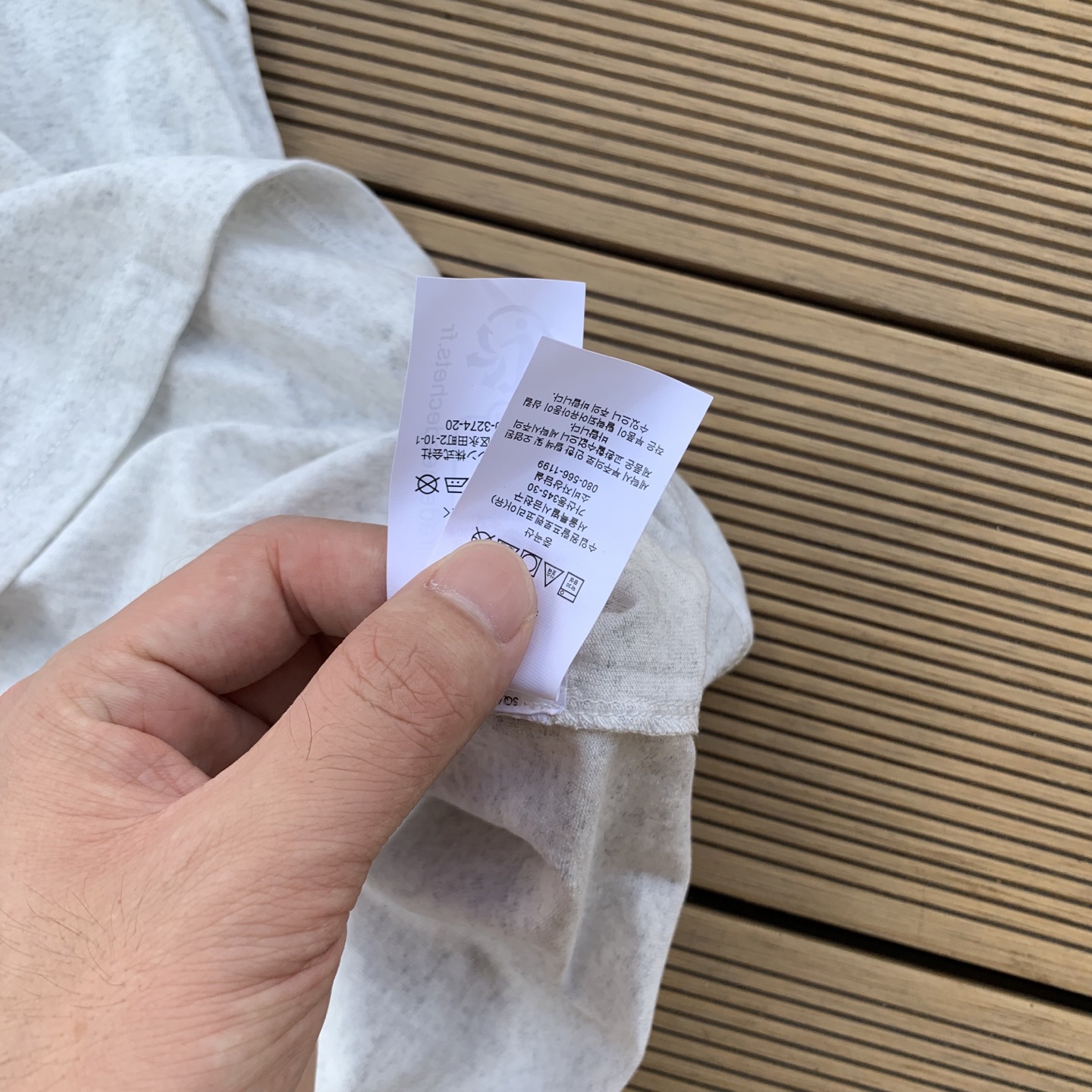 💰55   款号：L09
Ralph Lauren/拉夫劳伦2025夏季新配色纯棉240克大马彩色标印花logoT恤5色
颈部主标LOGO有二维码标，可以扫码验证，采用日本进口机器田岛绣花机打造小马标，色彩鲜明。区别市面LOW货。32支240g亲水爽肤100%纯棉面料舒适柔软，透气性强，主打高端 性价比，好品质无需多说。多种颜色可选，这种无性别风格男生女生都可以尝试，分分钟雅痞的腔调。沉浸于你的一派悠然，复古中自有你的格调。自然、生动、很法式的浪漫情怀，将青春气息与潮流完美融合。
颜色：白色，黑色，藏青，天蓝色，米灰色
码数：S-xL
S肩宽44胸围104袖长23衣长72
M肩宽45胸围108袖长24衣长74
L肩宽46胸围112袖长25衣长76
xL肩宽47胸围116袖长26衣长78