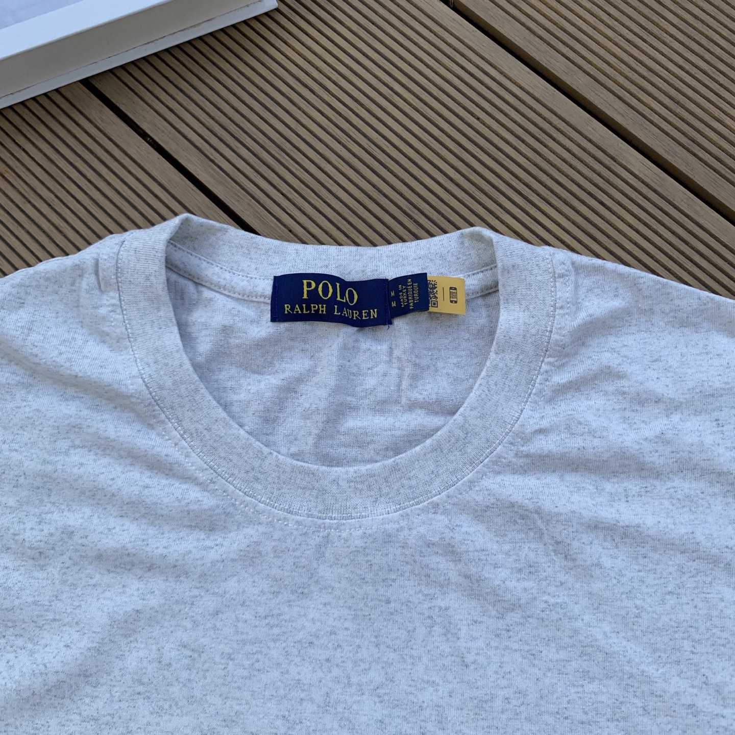 💰55   款号：L09
Ralph Lauren/拉夫劳伦2025夏季新配色纯棉240克大马彩色标印花logoT恤5色
颈部主标LOGO有二维码标，可以扫码验证，采用日本进口机器田岛绣花机打造小马标，色彩鲜明。区别市面LOW货。32支240g亲水爽肤100%纯棉面料舒适柔软，透气性强，主打高端 性价比，好品质无需多说。多种颜色可选，这种无性别风格男生女生都可以尝试，分分钟雅痞的腔调。沉浸于你的一派悠然，复古中自有你的格调。自然、生动、很法式的浪漫情怀，将青春气息与潮流完美融合。
颜色：白色，黑色，藏青，天蓝色，米灰色
码数：S-xL
S肩宽44胸围104袖长23衣长72
M肩宽45胸围108袖长24衣长74
L肩宽46胸围112袖长25衣长76
xL肩宽47胸围116袖长26衣长78