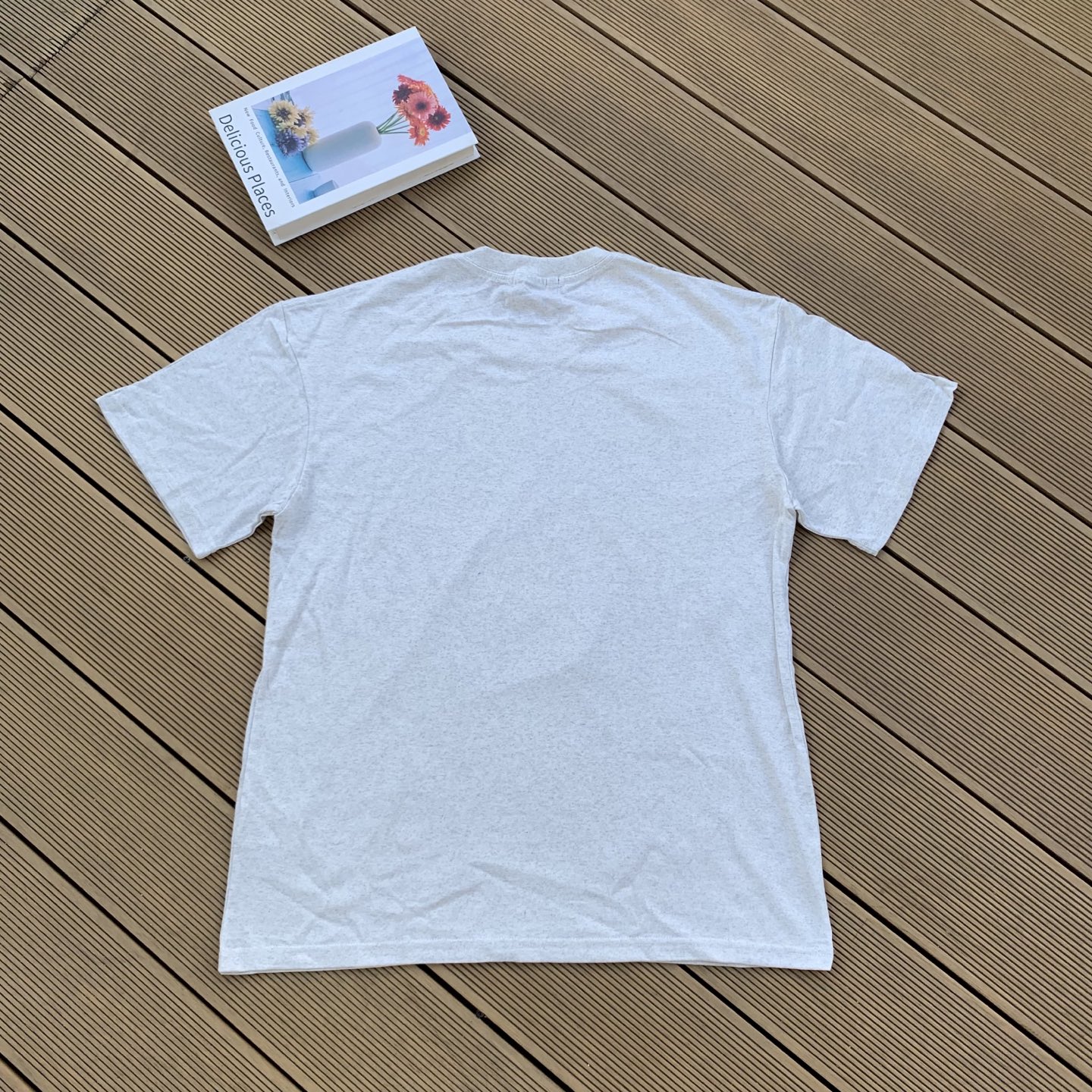 💰55   款号：L09
Ralph Lauren/拉夫劳伦2025夏季新配色纯棉240克大马彩色标印花logoT恤5色
颈部主标LOGO有二维码标，可以扫码验证，采用日本进口机器田岛绣花机打造小马标，色彩鲜明。区别市面LOW货。32支240g亲水爽肤100%纯棉面料舒适柔软，透气性强，主打高端 性价比，好品质无需多说。多种颜色可选，这种无性别风格男生女生都可以尝试，分分钟雅痞的腔调。沉浸于你的一派悠然，复古中自有你的格调。自然、生动、很法式的浪漫情怀，将青春气息与潮流完美融合。
颜色：白色，黑色，藏青，天蓝色，米灰色
码数：S-xL
S肩宽44胸围104袖长23衣长72
M肩宽45胸围108袖长24衣长74
L肩宽46胸围112袖长25衣长76
xL肩宽47胸围116袖长26衣长78