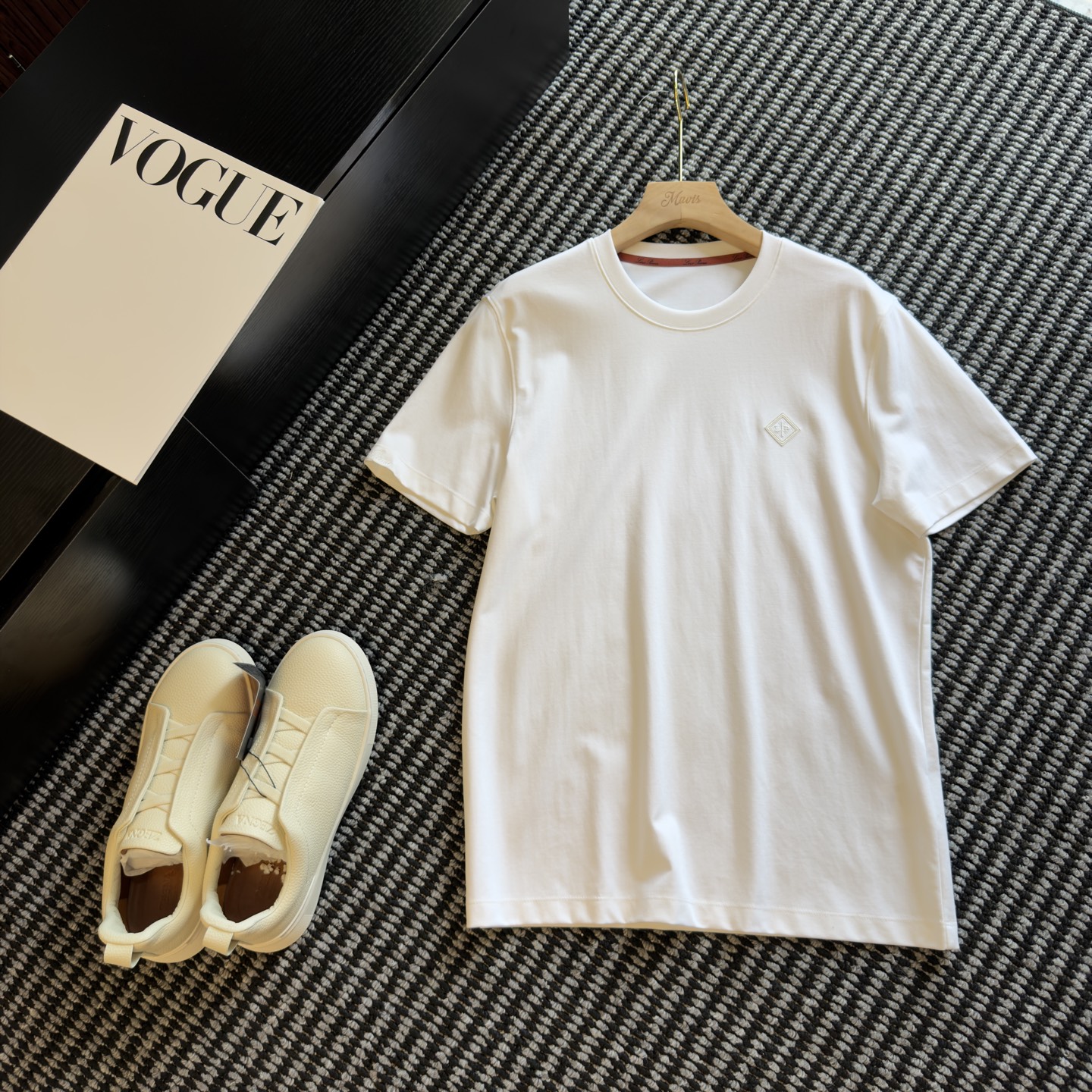 NO:848024,Real high-end is never about big logos, but this kind of 'clean, relaxed, and textured' white T-shirt. A good basic style can support your dignity all summer. This is the most worth investing in the wardrobe. Size M-3XL,,19860909真正的高级,从来不是大logo的张扬 而是这种「干净、松弛、有质感」的白T 一件好的基础款,能撑起你整个夏天的体面 这才是衣柜里最值得投资的单品尺码M-3XL,,,Men's clothing