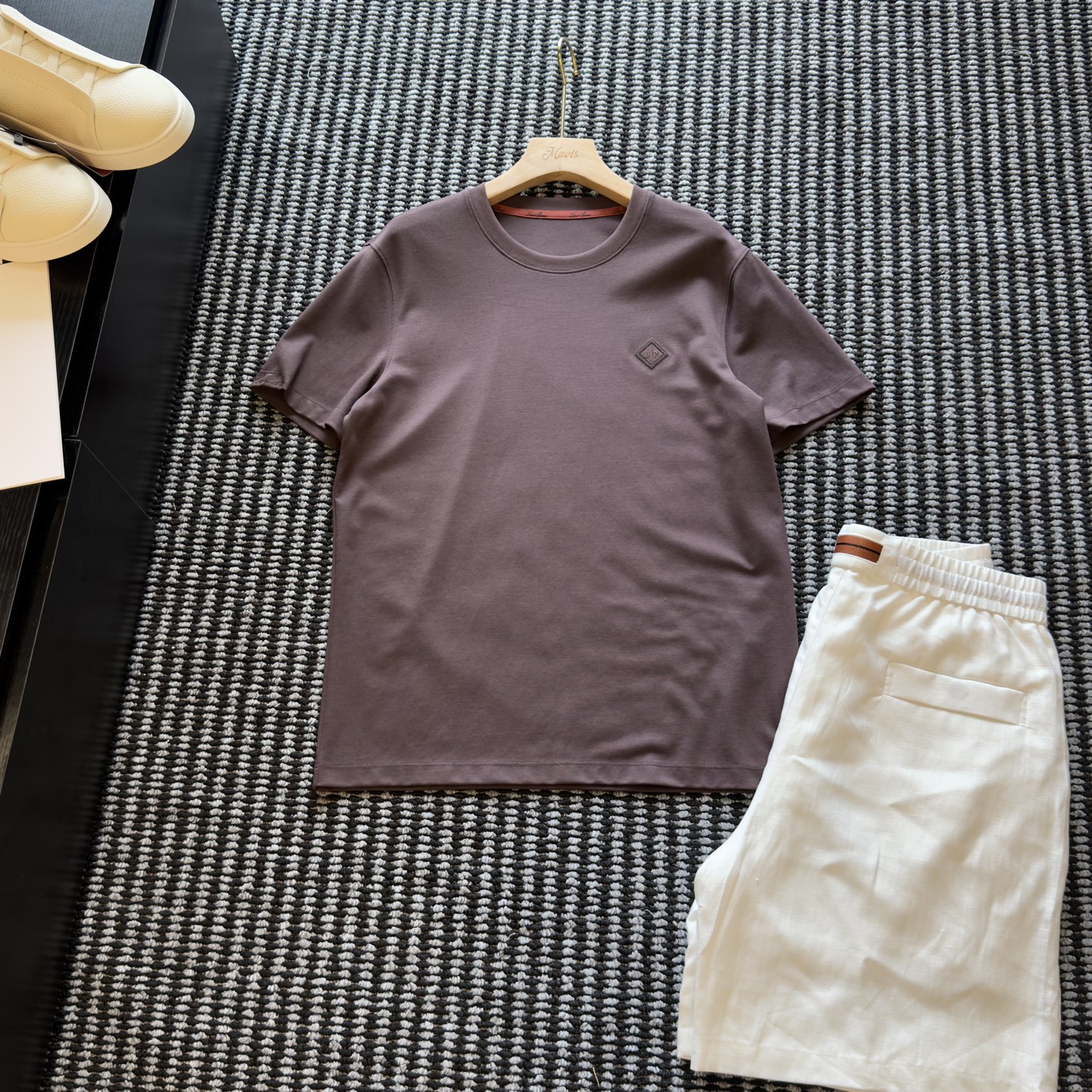 NO:848021,LP coffee-colored short-sleeves | The looseness of old money style is welded to death by this piece. The sense of luxury in summer has never been about the big logo. It is this LP coffee-colored short-sleeved shirt that has 'low-key elegance' engraved into every detail. Sizes M-3XL, loro piana, T-shirt,19860909LP咖色短袖｜老钱风的松弛感,被这件焊死了 夏天的高级感,从来不是大logo的张扬 而是这件LP咖色短袖,把「低调显贵」刻进了每一寸细节里尺码M-3XL,,loro piana,T-shirt,,Men's clothing