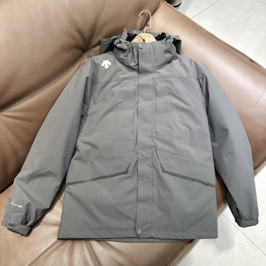 💰470 Desant winter down jacket is available in new ❄️Color: Black dark gray beige white navy size: L to 5x Desant three-in-one down jacket inner down jacket stand collar, shell hooded style, fabric selection quality soft, light, saturated and delicate, breathable High anti-wrinkle conformal multi-process firm and durable inner pressing glue fixing velvet evenly and has a design sense. 80 velvet hand plug filling and filling velvet is gram high fluffy and warm, 360° three-dimensional tailoring is mainly comfortable and stylish outer shell and charge jacket Waterproof and windproof functional fabric spring jacket, combined rubber-proof placket, rubber-proof pocket craft embellishment, windproof adjustment buckle at the hem, down jacket with single wear simple and high-end zippered pocket light and warm L shoulder width 48 bust 116 long 70.5 sleeves Length 61.7 Recommended weight 120 Xl Shoulder width 49.5 Bust 120 Long 72.5 Sleeve length 63.2 Recommended weight 135 catties 2xl Shoulder width 51 Bust 124 Long 74.5 Sleeve length 64.7.2 Recommended weight 150 catties 3xl Shoulder width 52.5 Bust 128 Long 76.5 sleeve length 66.2 Recommended weight about 165 4xl shoulder width 54 bust 132 78.5 sleeve length 67.7 Recommended weight about 180 catties 5xl shoulder width 55.5 bust 136 80.5 sleeve length 69.2 Recommended weight about 195