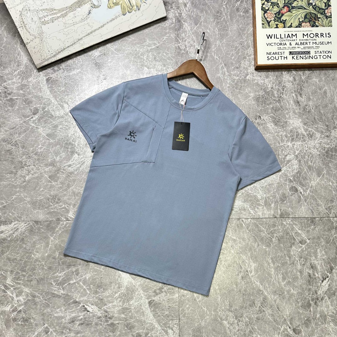 供货价:90💰『免税特供篇』旗舰店在售,热销推选,原包装➕原吊牌  
KAILAS/凯乐石25春夏新品！男士全天候户外运动健身跑步徒步爬山半拉链速干凉感短袖T恤！掌柜力荐！线上线下同步！客供P速干镂空面料！手感细腻顺滑清爽透气！高弹力！运动无束缚！吸湿排汗效果好！半拉链设计！3D立体裁剪工艺！日常通勤！运动户外都能驾驭！喜欢的别错过！

颜色：白色/浅灰色/黑色/浅绿/深灰/浅蓝
尺码图9

