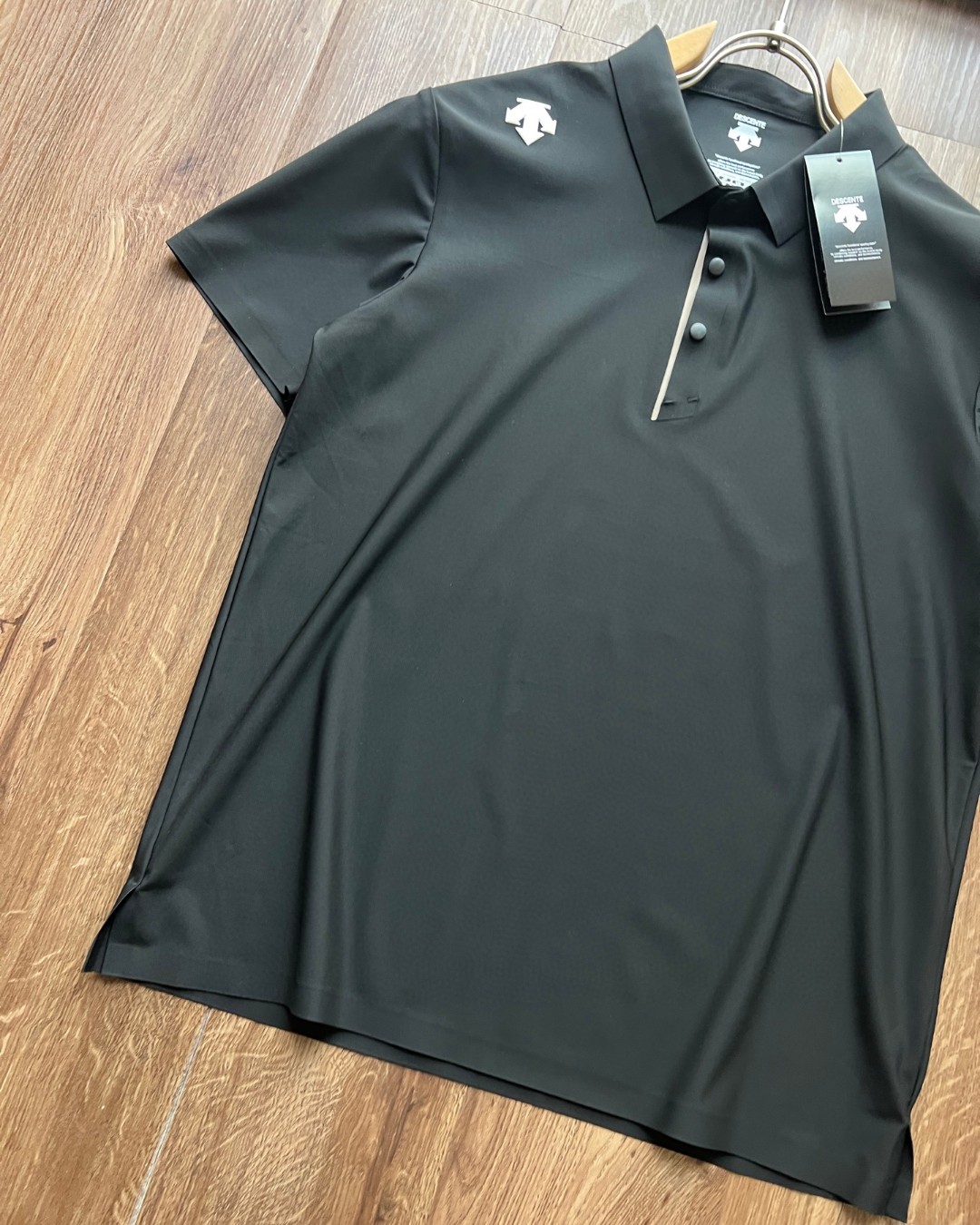 供货价:90💰『免税特供篇』旗舰店在售,热销推选,原包装➕原吊牌
DESCENTE/迪桑特夏季新款!高版本,质量很好。经典翻领胸前硅胶小标运动男款短袖男士Polo衫。
进口速干精梳珠地面料冰丝凉感亲肤舒爽,不粘身不黏腻!排汗吸湿!这款迪家的POLO衫,遵循并致敬精典!
采用了小翻领+门襟排扣的设计,隽永又儒雅,运动且商务!
肩膀上印有经典LOGO,高温硅胶的工艺加持,增加了设计的趣味性和观赏度
整体立体剪裁,拼块居多!跟贴合人体运动科学。绿色拼接黑色更是很突出,让人眼前一亮‼整体既有严谨的精英范,又有利落阳光的运动感,彰显品牌魅力 !
其具有十分优越的色牢度、耐皂洗、耐光汗复合和耐摩擦,长久穿着与洗涤仍能维持饱满的色泽度!
自问世以来、TOUGH面料以不易变形、不易褪色以及快递干爽的三大优势
颜色: 黑色 藏青 卡其 蓝色
M:肩宽44.5 胸围96 衣长65 袖长19 建议90-115斤
L:肩宽45.5 胸围100 衣长67 袖长20 建议115-130斤
XL:肩宽47.5 胸围104 衣长69 袖长21 建议130-145斤
2XL:肩宽49 胸围108 衣长71 袖长22 建议145-165斤
3XL:肩宽50.5 胸围112 衣长73 袖长23 建议165-180斤
4XL:肩宽52 胸围116 衣长75 袖长24 建议180-200斤