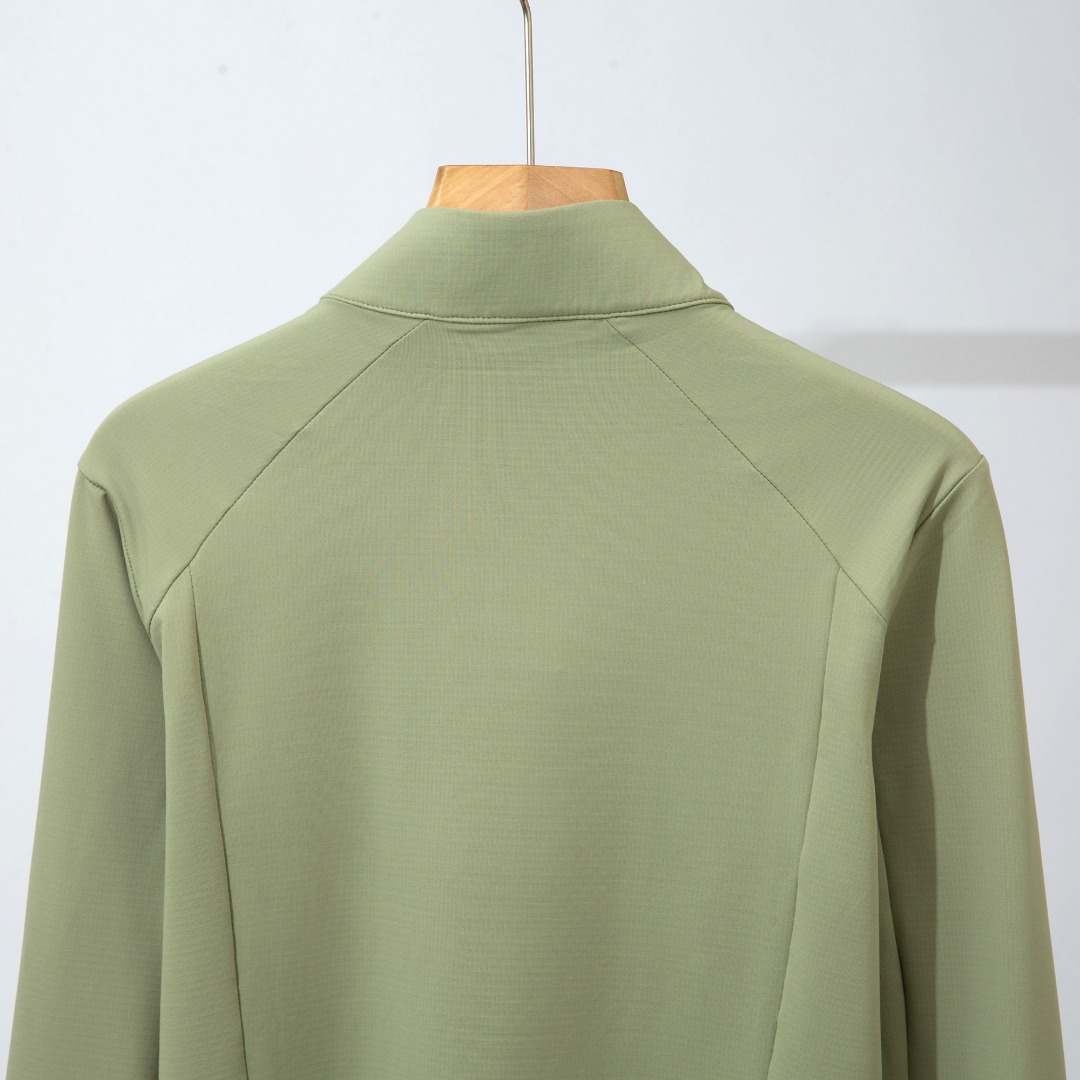 🛒购物价： 💰175
男女同款
秋冬一体绒，半拉链立领户外运动T恤卫衣打底内搭
尺码：S-3XL，
颜色：丁香蓝，冰川白，时尚黑，石碳灰，橄榄绿







