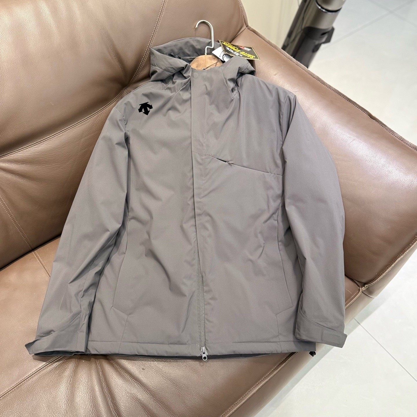 🛒购物价： 💰270💰
DESCENTE迪桑特 轻量化羽绒棉服

颜色:  墨黑  碳灰  深蓝  浅卡其 

尺码:  m到3x

迪家版型 新款功能性棉衣，专柜品质 防风防水，超级轻量化质地，版型正  上身效果极佳 挺阔有质感 

户外功能防水级别 ，细节图均为实拍 ，磁吸压胶斜门襟设计  ，胸口拉链口袋连接门襟，做工复杂 所有走线做工精细不粗糙

细节讲解，胸口双拉链，袖口魔术贴压胶，连帽帽檐7公分压胶弧形充棉定型，内里配有收紧防风绳 ，拉链内侧配有口袋 

填充采用的超细纤维棉，矩形压线工艺，填充均匀 机洗不坨绒，蓬松轻便和羽绒服一样，内里锁温 外壳防风 

迪家立体 剪裁适合亚洲人的身型， 上身版型正 简约高级

城市户外通勤款 ，最大尺码可穿195斤左右

M肩宽48.5胸围114衣长69袖长60建议体重100-120斤左右

L肩宽50胸围118衣长71袖长61建议体重120-140斤左右

Xl肩宽51.5胸围122衣长73袖长63建议体重140-155斤左右

2xl肩宽53胸围126衣长75袖长64.5建议体重155-170斤左右

3xl肩宽55胸围132衣长77袖长66建议体重170-300斤左右