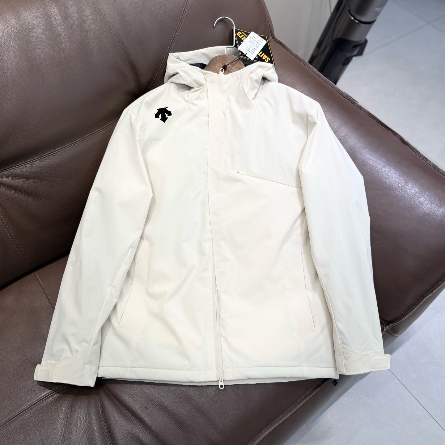 🛒购物价： 💰270💰
DESCENTE迪桑特 轻量化羽绒棉服

颜色:  墨黑  碳灰  深蓝  浅卡其 

尺码:  m到3x

迪家版型 新款功能性棉衣，专柜品质 防风防水，超级轻量化质地，版型正  上身效果极佳 挺阔有质感 

户外功能防水级别 ，细节图均为实拍 ，磁吸压胶斜门襟设计  ，胸口拉链口袋连接门襟，做工复杂 所有走线做工精细不粗糙

细节讲解，胸口双拉链，袖口魔术贴压胶，连帽帽檐7公分压胶弧形充棉定型，内里配有收紧防风绳 ，拉链内侧配有口袋 

填充采用的超细纤维棉，矩形压线工艺，填充均匀 机洗不坨绒，蓬松轻便和羽绒服一样，内里锁温 外壳防风 

迪家立体 剪裁适合亚洲人的身型， 上身版型正 简约高级

城市户外通勤款 ，最大尺码可穿195斤左右

M肩宽48.5胸围114衣长69袖长60建议体重100-120斤左右

L肩宽50胸围118衣长71袖长61建议体重120-140斤左右

Xl肩宽51.5胸围122衣长73袖长63建议体重140-155斤左右

2xl肩宽53胸围126衣长75袖长64.5建议体重155-170斤左右

3xl肩宽55胸围132衣长77袖长66建议体重170-300斤左右