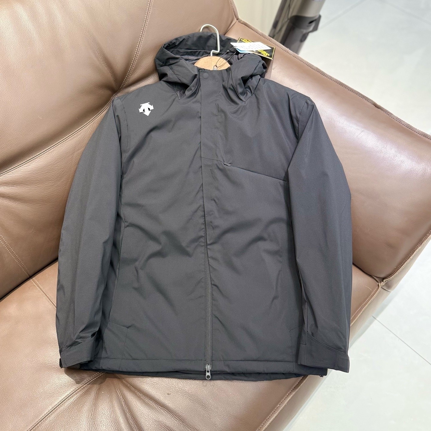 🛒购物价： 💰270💰
DESCENTE迪桑特 轻量化羽绒棉服

颜色:  墨黑  碳灰  深蓝  浅卡其 

尺码:  m到3x

迪家版型 新款功能性棉衣，专柜品质 防风防水，超级轻量化质地，版型正  上身效果极佳 挺阔有质感 

户外功能防水级别 ，细节图均为实拍 ，磁吸压胶斜门襟设计  ，胸口拉链口袋连接门襟，做工复杂 所有走线做工精细不粗糙

细节讲解，胸口双拉链，袖口魔术贴压胶，连帽帽檐7公分压胶弧形充棉定型，内里配有收紧防风绳 ，拉链内侧配有口袋 

填充采用的超细纤维棉，矩形压线工艺，填充均匀 机洗不坨绒，蓬松轻便和羽绒服一样，内里锁温 外壳防风 

迪家立体 剪裁适合亚洲人的身型， 上身版型正 简约高级

城市户外通勤款 ，最大尺码可穿195斤左右

M肩宽48.5胸围114衣长69袖长60建议体重100-120斤左右

L肩宽50胸围118衣长71袖长61建议体重120-140斤左右

Xl肩宽51.5胸围122衣长73袖长63建议体重140-155斤左右

2xl肩宽53胸围126衣长75袖长64.5建议体重155-170斤左右

3xl肩宽55胸围132衣长77袖长66建议体重170-300斤左右