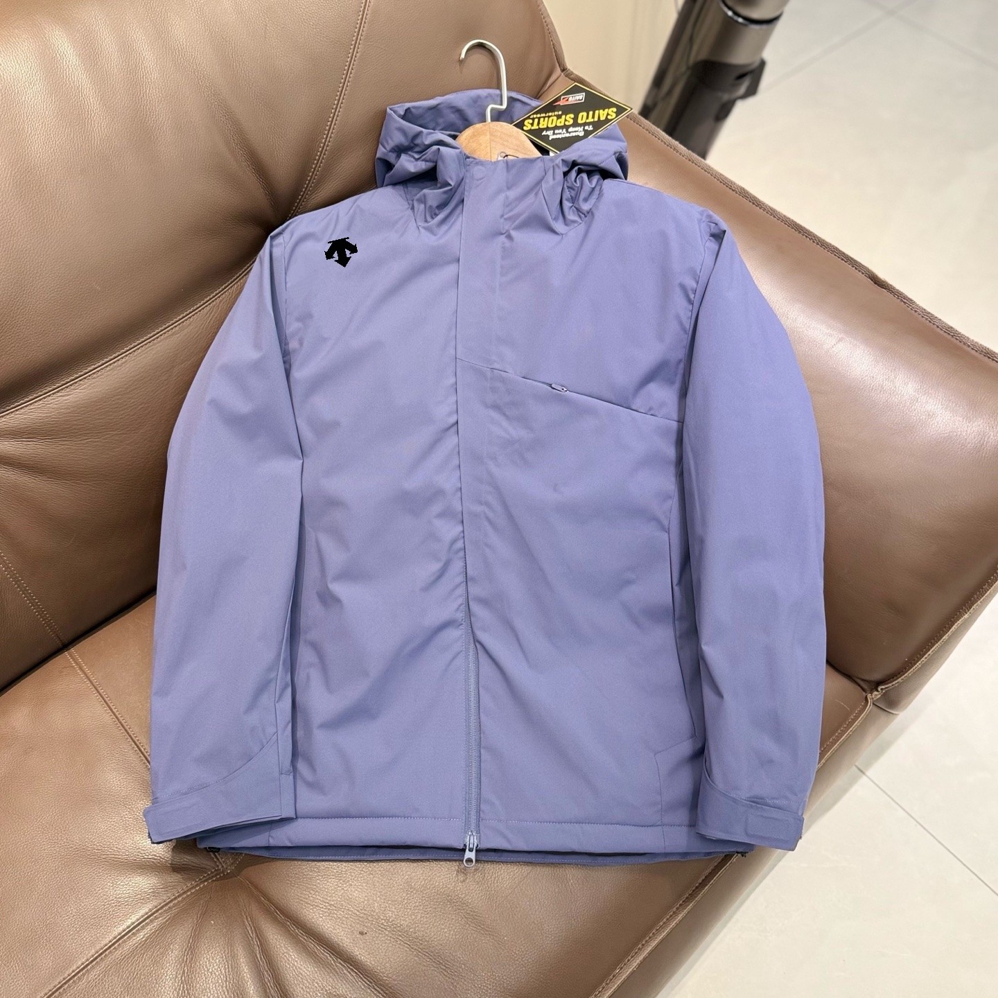 🛒购物价： 💰270💰
DESCENTE迪桑特 轻量化羽绒棉服

颜色:  墨黑  碳灰  深蓝  浅卡其 

尺码:  m到3x

迪家版型 新款功能性棉衣，专柜品质 防风防水，超级轻量化质地，版型正  上身效果极佳 挺阔有质感 

户外功能防水级别 ，细节图均为实拍 ，磁吸压胶斜门襟设计  ，胸口拉链口袋连接门襟，做工复杂 所有走线做工精细不粗糙

细节讲解，胸口双拉链，袖口魔术贴压胶，连帽帽檐7公分压胶弧形充棉定型，内里配有收紧防风绳 ，拉链内侧配有口袋 

填充采用的超细纤维棉，矩形压线工艺，填充均匀 机洗不坨绒，蓬松轻便和羽绒服一样，内里锁温 外壳防风 

迪家立体 剪裁适合亚洲人的身型， 上身版型正 简约高级

城市户外通勤款 ，最大尺码可穿195斤左右

M肩宽48.5胸围114衣长69袖长60建议体重100-120斤左右

L肩宽50胸围118衣长71袖长61建议体重120-140斤左右

Xl肩宽51.5胸围122衣长73袖长63建议体重140-155斤左右

2xl肩宽53胸围126衣长75袖长64.5建议体重155-170斤左右

3xl肩宽55胸围132衣长77袖长66建议体重170-300斤左右