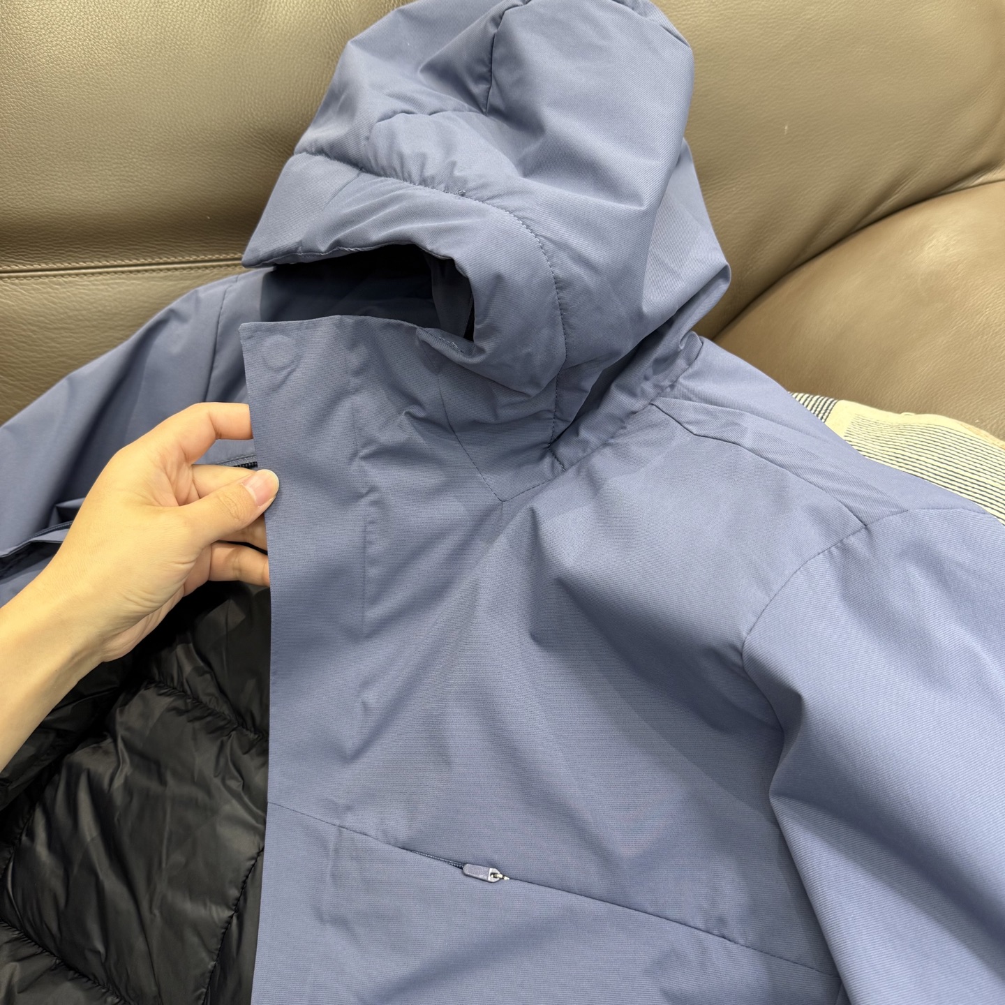 🛒购物价： 💰270💰
DESCENTE迪桑特 轻量化羽绒棉服

颜色:  墨黑  碳灰  深蓝  浅卡其 

尺码:  m到3x

迪家版型 新款功能性棉衣，专柜品质 防风防水，超级轻量化质地，版型正  上身效果极佳 挺阔有质感 

户外功能防水级别 ，细节图均为实拍 ，磁吸压胶斜门襟设计  ，胸口拉链口袋连接门襟，做工复杂 所有走线做工精细不粗糙

细节讲解，胸口双拉链，袖口魔术贴压胶，连帽帽檐7公分压胶弧形充棉定型，内里配有收紧防风绳 ，拉链内侧配有口袋 

填充采用的超细纤维棉，矩形压线工艺，填充均匀 机洗不坨绒，蓬松轻便和羽绒服一样，内里锁温 外壳防风 

迪家立体 剪裁适合亚洲人的身型， 上身版型正 简约高级

城市户外通勤款 ，最大尺码可穿195斤左右

M肩宽48.5胸围114衣长69袖长60建议体重100-120斤左右

L肩宽50胸围118衣长71袖长61建议体重120-140斤左右

Xl肩宽51.5胸围122衣长73袖长63建议体重140-155斤左右

2xl肩宽53胸围126衣长75袖长64.5建议体重155-170斤左右

3xl肩宽55胸围132衣长77袖长66建议体重170-300斤左右