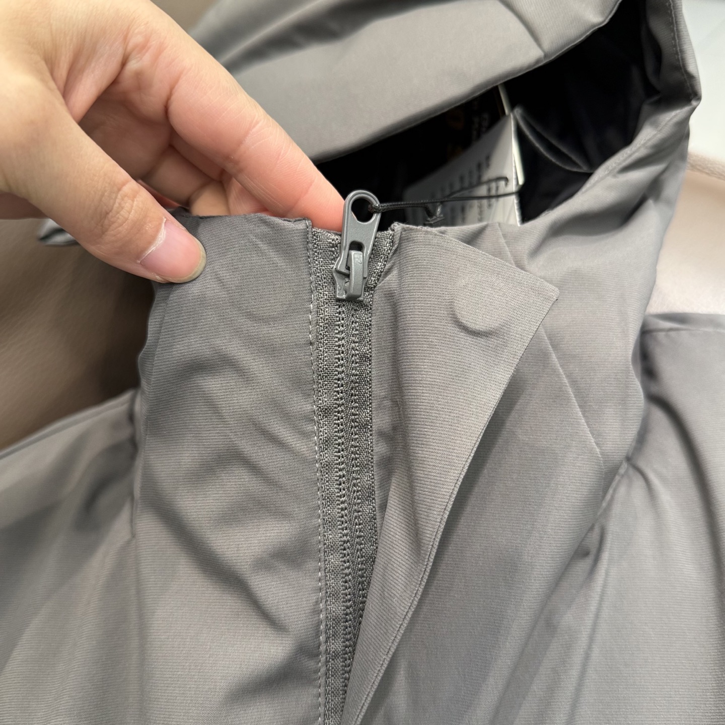 🛒购物价： 💰270💰
DESCENTE迪桑特 轻量化羽绒棉服

颜色:  墨黑  碳灰  深蓝  浅卡其 

尺码:  m到3x

迪家版型 新款功能性棉衣，专柜品质 防风防水，超级轻量化质地，版型正  上身效果极佳 挺阔有质感 

户外功能防水级别 ，细节图均为实拍 ，磁吸压胶斜门襟设计  ，胸口拉链口袋连接门襟，做工复杂 所有走线做工精细不粗糙

细节讲解，胸口双拉链，袖口魔术贴压胶，连帽帽檐7公分压胶弧形充棉定型，内里配有收紧防风绳 ，拉链内侧配有口袋 

填充采用的超细纤维棉，矩形压线工艺，填充均匀 机洗不坨绒，蓬松轻便和羽绒服一样，内里锁温 外壳防风 

迪家立体 剪裁适合亚洲人的身型， 上身版型正 简约高级

城市户外通勤款 ，最大尺码可穿195斤左右

M肩宽48.5胸围114衣长69袖长60建议体重100-120斤左右

L肩宽50胸围118衣长71袖长61建议体重120-140斤左右

Xl肩宽51.5胸围122衣长73袖长63建议体重140-155斤左右

2xl肩宽53胸围126衣长75袖长64.5建议体重155-170斤左右

3xl肩宽55胸围132衣长77袖长66建议体重170-300斤左右