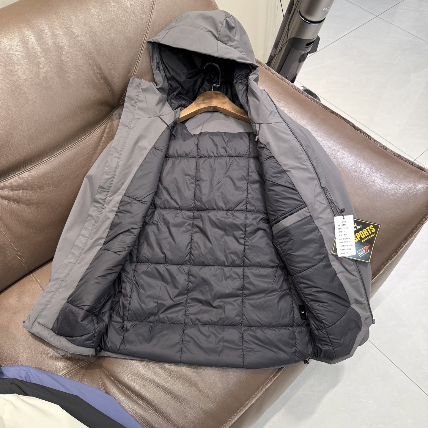 🛒购物价： 💰270💰
DESCENTE迪桑特 轻量化羽绒棉服

颜色:  墨黑  碳灰  深蓝  浅卡其 

尺码:  m到3x

迪家版型 新款功能性棉衣，专柜品质 防风防水，超级轻量化质地，版型正  上身效果极佳 挺阔有质感 

户外功能防水级别 ，细节图均为实拍 ，磁吸压胶斜门襟设计  ，胸口拉链口袋连接门襟，做工复杂 所有走线做工精细不粗糙

细节讲解，胸口双拉链，袖口魔术贴压胶，连帽帽檐7公分压胶弧形充棉定型，内里配有收紧防风绳 ，拉链内侧配有口袋 

填充采用的超细纤维棉，矩形压线工艺，填充均匀 机洗不坨绒，蓬松轻便和羽绒服一样，内里锁温 外壳防风 

迪家立体 剪裁适合亚洲人的身型， 上身版型正 简约高级

城市户外通勤款 ，最大尺码可穿195斤左右

M肩宽48.5胸围114衣长69袖长60建议体重100-120斤左右

L肩宽50胸围118衣长71袖长61建议体重120-140斤左右

Xl肩宽51.5胸围122衣长73袖长63建议体重140-155斤左右

2xl肩宽53胸围126衣长75袖长64.5建议体重155-170斤左右

3xl肩宽55胸围132衣长77袖长66建议体重170-300斤左右