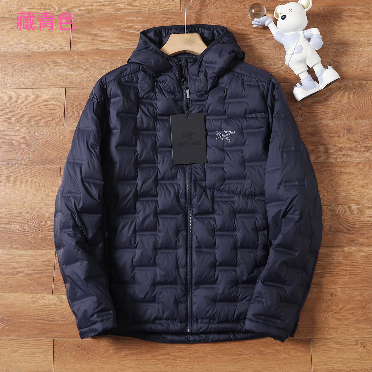 版本🐮货 💰315
ARC'TERYX/始祖鸟轻薄连帽羽绒服，结合轻量化设计与防风防水功能，既满足户外场景的专业需求，又适配日常通勤的便捷性，可拆卸连帽设计更添实用性，男女同款轻松打造情侣默契穿搭。


绒朵大且蓬松度优异，能高效锁住身体热量，即便在0-10℃的户外环境，也能提稳110定保暖。区别于传统厚重羽绒服，它将重量控制在轻量化级别，上身无压身感，打包后体积小巧，可轻松塞进背包，无论是徒步、露营还是日常出行，都不增加携带负担，实现&ldquo;保暖不臃肿，轻便不牺牲温度&rdquo;。

【防风防水面料，应对复杂户外环境】

外层采用高密度防风防水面料，经过专业工艺处理，能有效抵御户外微风与小雨侵袭，避免湿气渗入影响保暖性。日常通勤时，偶遇突如其来的降雨也无需慌乱；户外徒步中，面对山间阵风，面料能紧密阻隔冷空气穿透，让身体始终保持干爽温暖，真正做到&ldquo;一衣应对多变天气&rdquo;。

&bull; 轻量化结构优化：采用简约利落的剪裁，兼顾活动自由度，抬手、弯腰等动作无束缚，男生穿显干练，女生穿显瘦不压个子。

【多场景适配，专业与日常兼顾】

作为户外装备，它可作为外层直接应对温和户外环境，也能作为中间层搭配冲锋衣，适配三层穿衣法应对严寒；日常场景中，通勤、约会、短途旅行穿都合适，轻量化设计让行动更便捷，情侣同穿时，简约版型自带默契感，轻松拿捏&ldquo;户外风情侣穿搭&rdquo;。

无需为大牌溢价妥协，这件鸟家轻薄羽绒服，以国标80绒的硬核保暖、防风防水的专业性能，以及轻量化的实用设计，成为秋冬户外与日常的&ldquo;全能保暖担当&rdquo;。这个季节，无论是奔赴山野还是穿梭城市，让它为你和TA的出行保驾护航商

颜色：黑色、深灰色、藏青色、
尺码：M-3XL

M衣长67肩宽45胸围114(建议115-130斤)

L衣长69肩宽46胸围118(建议130-145斤)

XL衣长70肩宽47胸围122(建议145-160斤)

2XL衣长71肩宽48胸围127(建议160-180斤)

3XL衣长71肩宽49胸围132(建议180-200斤)