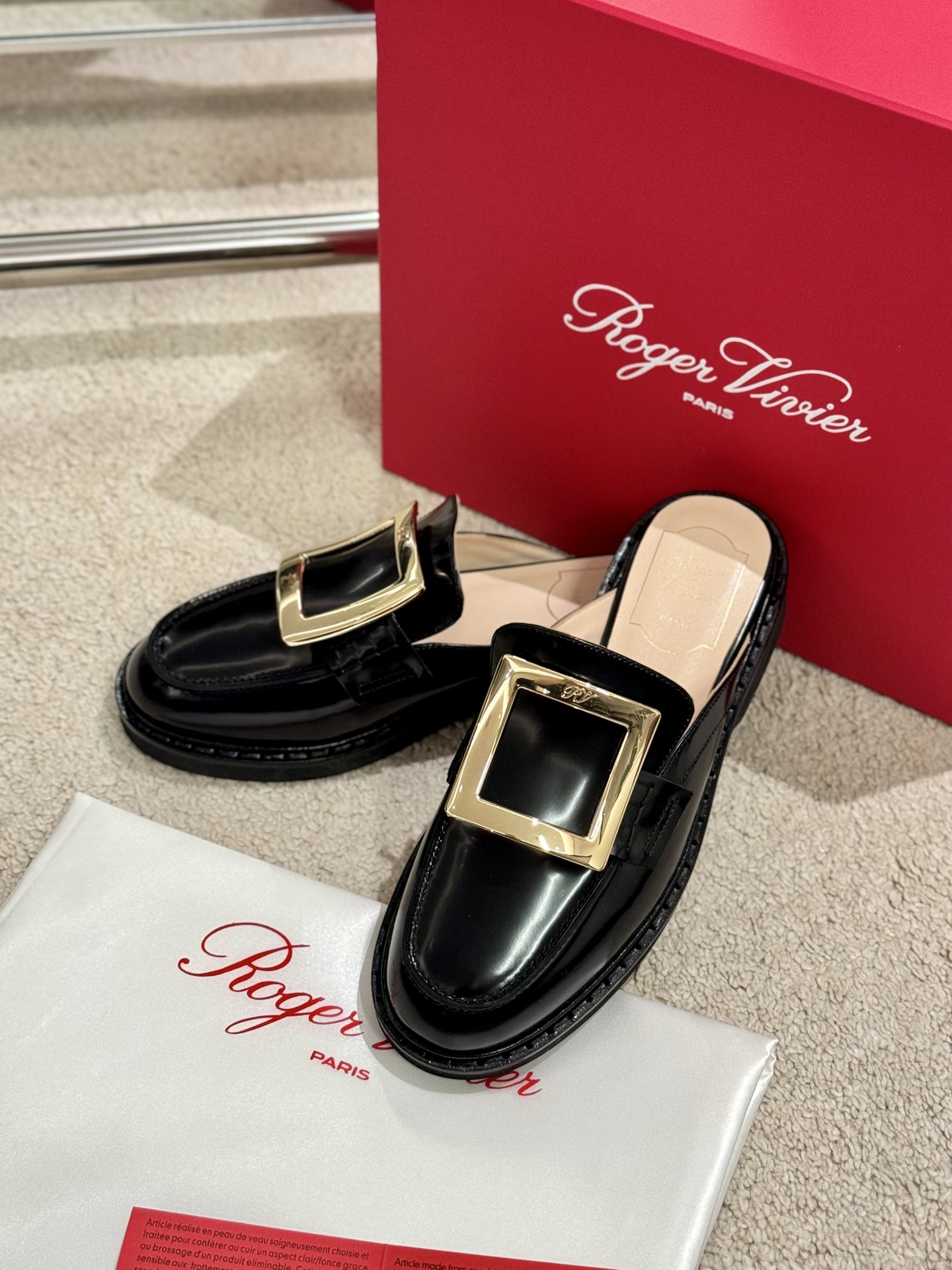 NO:238461,【RV】Viv'Rangers Love Half-Travel Mules, Ding version of the popular old Qianfeng Mules, it comes and it can be worn as a slipper. The treasure loafers are light, comfortable and beautiful. It is a versatile and exquisite casual shoes. Must-in-class round version of ox patent leather diamond buckle/open the edge and hold the copper buckle. Inner footsteps imported mixed-bred sheepskin Zp custom mold open sole (leather edge strip) 35-39 (34/40/41 custom-made non-return and exchange), semi-drag, loafers, slippers, sheepskin19860909【RV】Viv'Rangers乐福半拖穆勒鞋 鼎版爆款老钱风穆勒一脚蹬半拖它来了可以当拖鞋穿的宝藏乐福鞋轻便舒适好看炸了春夏百搭精致休闲鞋必入款 圆版牛漆皮钻扣/开边住铜扣 内里垫脚进口混种羊皮 Zp定制开模大底（真皮沿条） 35-39（34/40/41定制不退换）,半拖,loafers,slippers,sheepskin,Women's Shoes