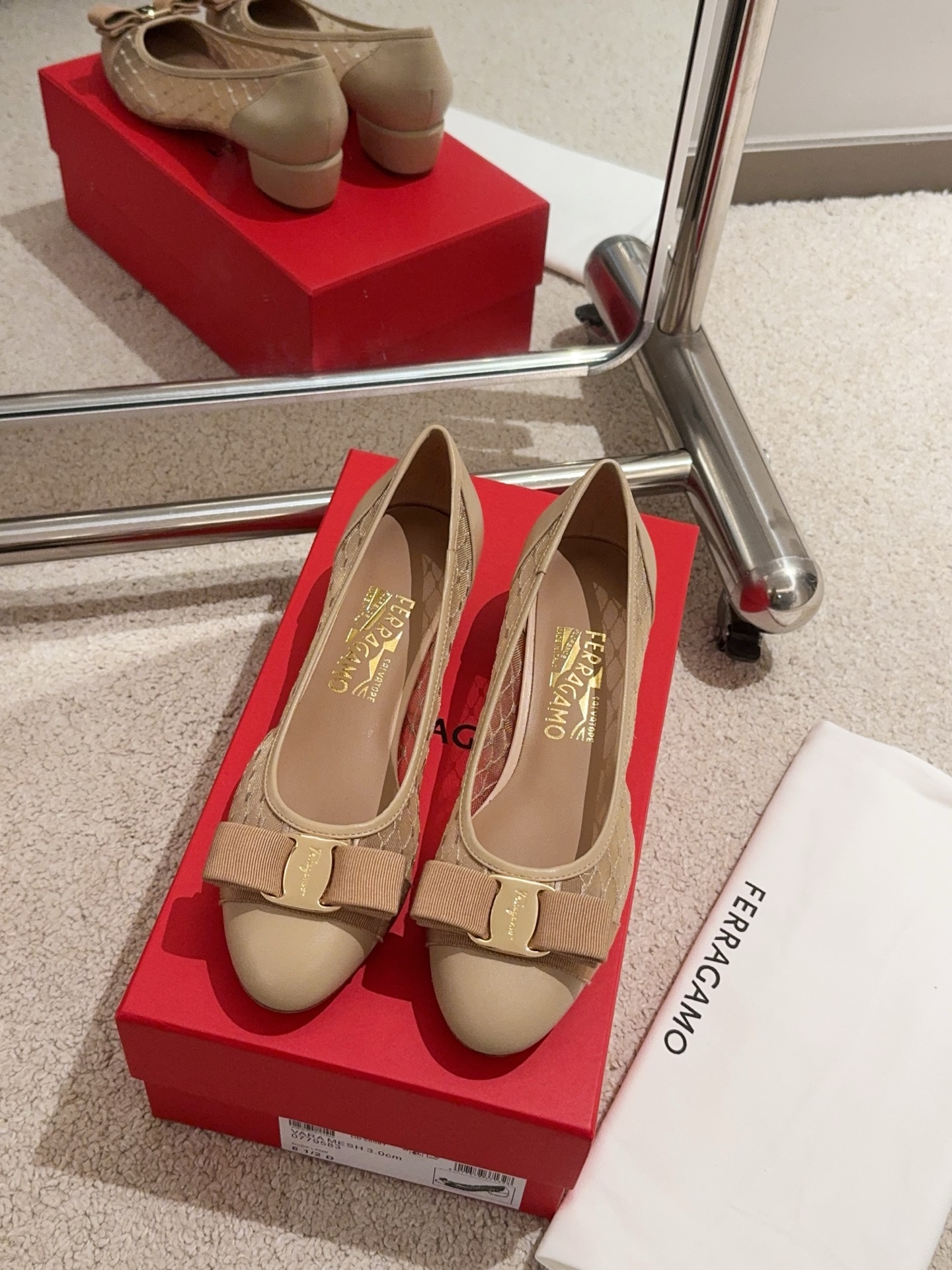 NO:238398,【SF】Fella lace mesh Vara shoes. Falling in love with it in one second will attract fans!  The collision between bow and lace is fairy, playful and lovely!  !  !  The hollow design is more breathable and comfortable must-have in summer!  The toe and heel splicing leather is more resistant to fabrication and better maintenance. Upper: round jacquard yarn material imported lambskin. The inner footbed top layer of sheepskin feels delicate. Outsole Italian leather outsole heel height 3.5cm. Round European-sized sole mark 4.5=35, 5.5=36, 6.5=37, 7.5=38, 8.5=39 (3.5=34/9.5=40 customized without return or exchange), single shoes, sheepskin, Leather soles19860909【SF】菲拉蕾丝网纱Vara小单鞋 一秒爱上直接吸粉！蝴蝶结与蕾丝的碰撞又仙又俏皮好爱！！！镂空的设计更透气舒适夏季必备！鞋头和后跟拼接皮质更抗造更好保养 鞋面:圆版提花罗纱材料进口小羊皮 内里垫脚头层羊皮触感细腻 大底意大利真皮大底跟高3.5cm 圆版欧码底标4.5=35,5.5=36,6.5=37,7.5=38,8.5=39（3.5=34/9.5=40定制不退换）,单鞋,sheepskin,Leather soles,Women's Shoes