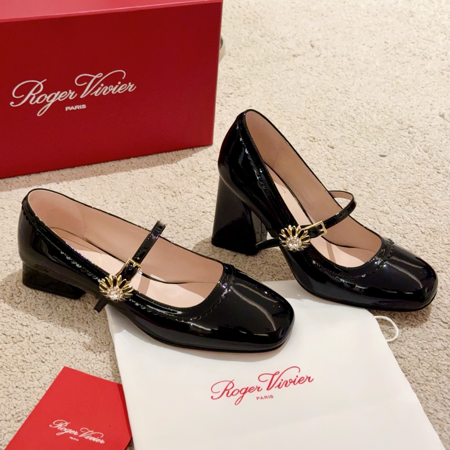 Roger Vivier Belle Vivier Mary Jane Chaussures Féeriques Paris Flottant, Bride Unique avec Boucle en Strass, Petit Talon Carré, Élégance et Raffinement