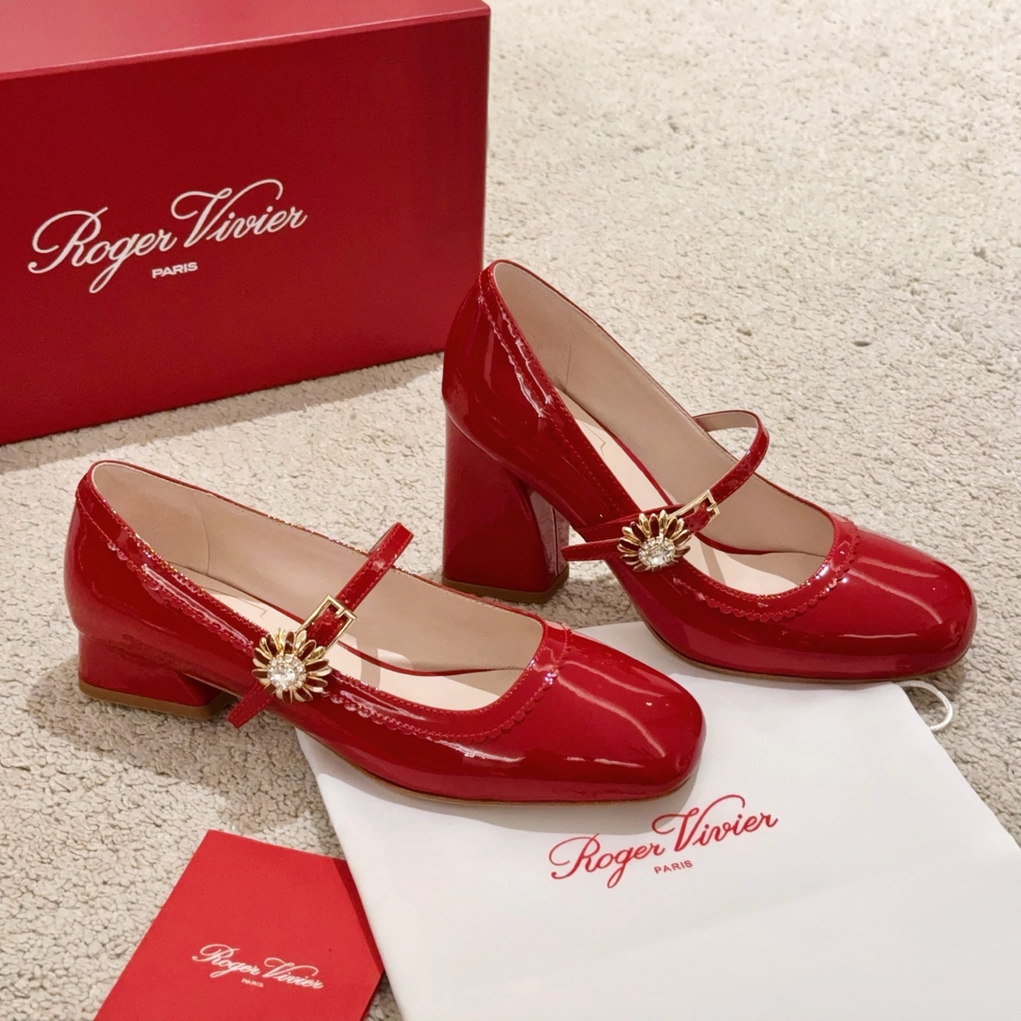 Roger Vivier Belle Vivier Mary Jane Chaussures de fée Paris éphémère, bride unique avec boucle en strass, petit talon carré, élégance raffinée