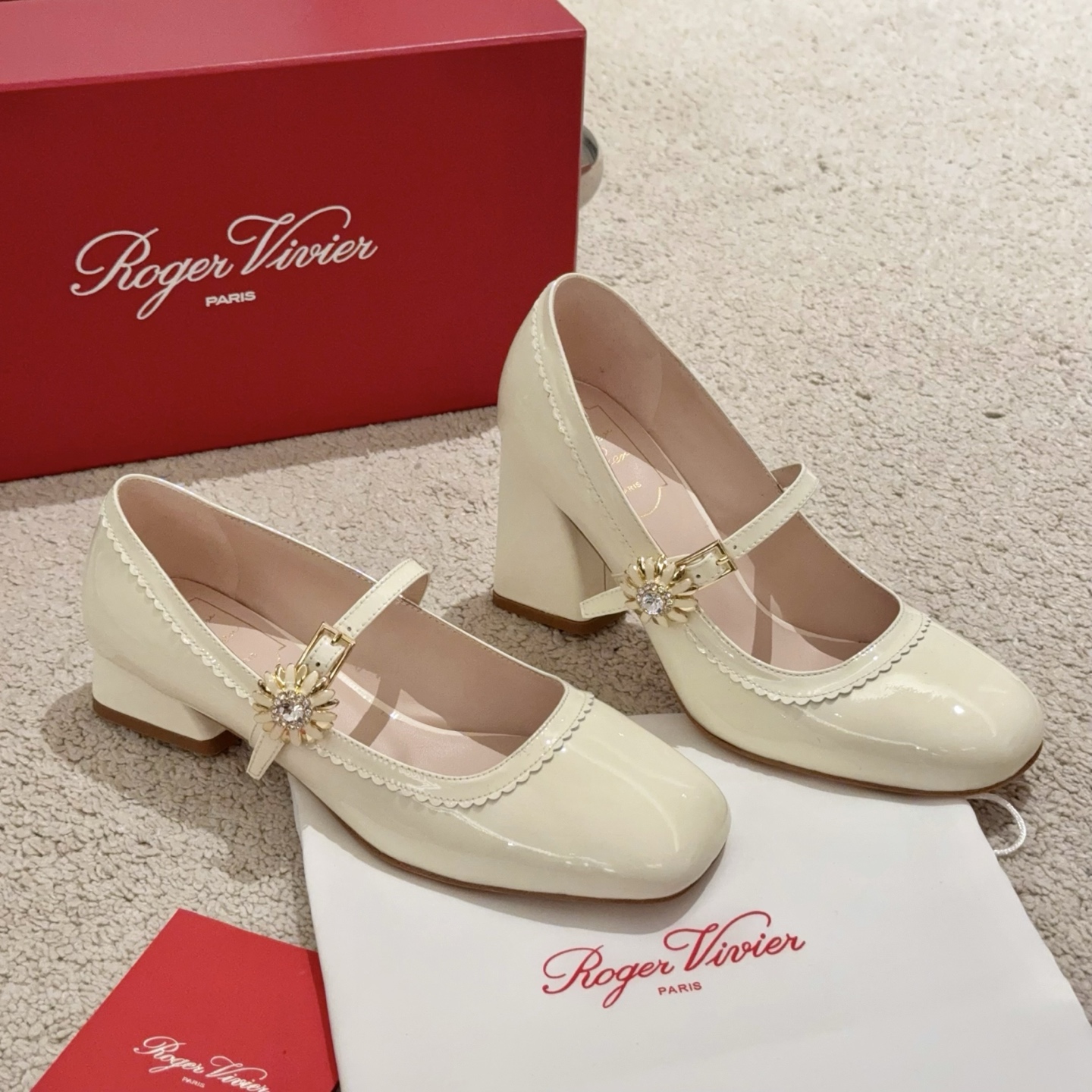 Roger Vivier Belle Vivier Mary Jane Chaussures Féeriques Paris Flottant, Bride Unique avec Boucle en Strass, Petit Talon Carré, Élégance et Raffinement