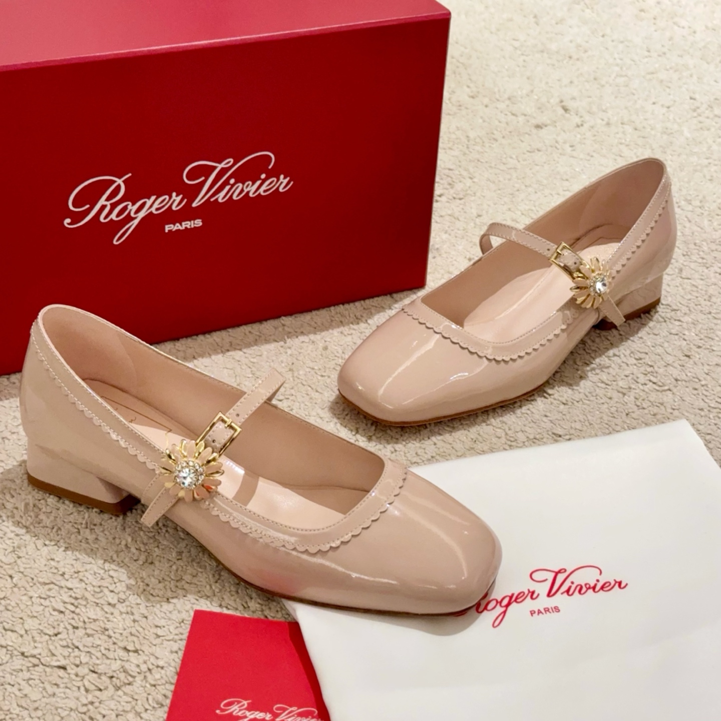 Roger Vivier Belle Vivier Mary Jane Chaussures de fée Paris éphémère, bride unique avec boucle en strass, petit talon carré, élégance noble et beauté