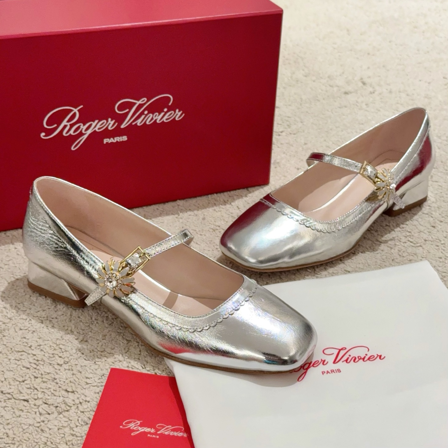 NO:259799,【RV】Daisy little daisy Mary single shoes. Cute little daisy diamond buckle one-strip ballet shoes can easily control various styles. They can be salty or sweet. You can also wear them in a celebrity style. They are comfortable, high heels, stable and not tired!  Episode long legs in seconds, imported round beef patent leather/silver wrinkled cowhide leather, imported mixed lambskin Italian leather outsole, short heel 2.5cm five-color in/high heel 8.5cm three-color in size35-39 (34/40 custom-made without return or exchange), single shoes, mary jane, cowhide, sheepskin, Leather soles19860909【RV】Daisy小雏菊玛丽珍单鞋 可可爱爱小雏菊钻扣一字带芭蕾舞鞋可以轻松驾驭各种风格,可盐可甜你也可以穿出明星范儿上脚舒适高跟稳固不累脚！秒变大长腿 鞋面进口圆版牛漆皮/银皱牛皮 内里垫脚进口混种小羊皮 意大利真皮大底 小矮跟2.5cm五色入/高跟8.5cm三色入 size35-39（34/40定制不退换）,单鞋玛丽珍,mary jane,cowhide,sheepskin,Leather soles,Women's Shoes