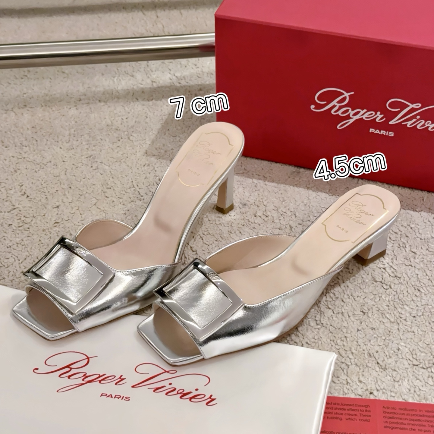 NO:259848,【RV】Retro modern fish mouth square buckle sandals on the escape princess Barbie high heel sandals Trompette trumpet heel incorporates 70s fashion elements, interpreting the classic style with a slightly lit curve!  Ergonomic curves are like stepping on the clouds. Upper imported round version of cow patent leather/silver wrinkled cowhide. Inner footbed imported mixed lambskin Italian leather outsole. Heel height 4.5cm/7cm five-color size35-39 (34/40 custom-made without return and exchange), high heels, sandals, high heels, cowhide, sheepskin, Leather soles19860909【RV】复古摩登鱼嘴方扣凉拖 在逃公主的芭比高跟凉鞋Trompette 喇叭跟融入70年代时尚元素,以微喇的曲线演绎经典风格！人体工学曲线穿上宛如踩在云端 鞋面进口圆版牛漆皮/银皱牛皮 内里垫脚进口混种小羊皮 意大利真皮大底 跟高4.5cm/7cm五色入 size35-39（34/40定制不退换）,高跟鞋,sandals,high heels,cowhide,sheepskin,Leather soles,Women's Shoes