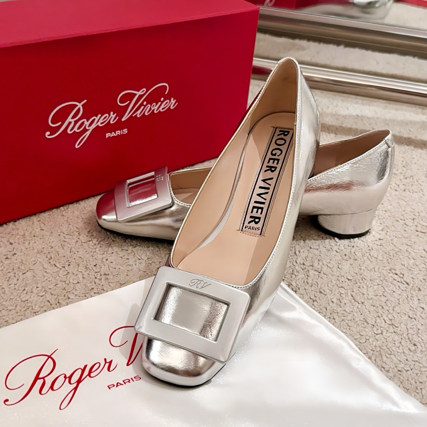 NO:240635,【RV】U Look new product is elegantly released. Finally, I'll wait for you to replicate the square round head of U Look ballet shoes. The heel U-shaped design is fashionable and wear-resistant and non-slip rubber sole is lighter and comfortable to meet various commuting and leisure different outfits. Upper: imported soft cow patent leather Inner footbed: mixed lambskin YB customized rounded resin square buckle Heel height 2.5cm customized technology composite sole size: 35-39 (34/40 customized without return or exchange), single shoes, sheepskin19860909【RV】U Look新品优雅登场 终于等到你RV复刻方圆头U Look芭蕾舞鞋 鞋跟U型设计时尚感十足耐磨防滑橡胶底更轻便舒适满足到各种通勤休闲不同穿搭 鞋面:进口软牛漆皮 内里垫脚:混种小羊皮 YB定制圆角树脂方扣 跟高2.5cm定制科技复合鞋底 size:35-39（34/40定制不退换）,单鞋,sheepskin,Women's Shoes