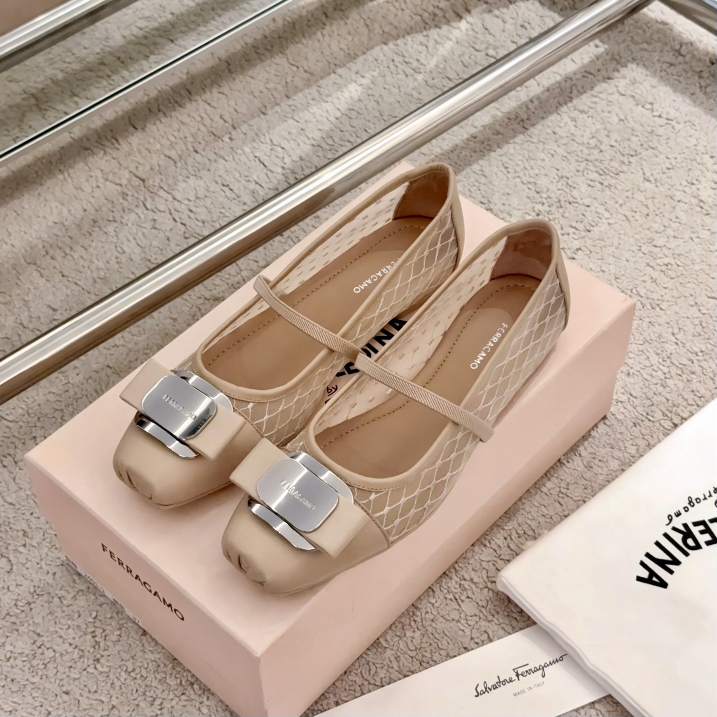 NO:240615,【SF】Fella hollowed-out ballet aesthetics The collision between ballet shoes and lace is fairy and light and lovely!  !  The square toe is decorated with ruffles, and the new version of the nameplate bow buckle is decorated with elastic straps on the back to ensure comfortable wear. It is very pleasing to wear with any daily wear!  A must-have for fairies!  Upper: round version custom goatskin   mesh inner foot pad: imported lambskin, original open-sole, rubber sole, wear-resistant and non-slip size: 35-39, single shoes, sheepskin19860909【SF】菲拉镂空系列芭蕾美学 芭蕾舞鞋和蕾丝的碰撞又仙又轻盈好爱！！方形鞋头饰有荷叶边,搭配新版铭牌蝴蝶结扣饰鞋背设有松紧饰带,确保穿着舒适.随意搭配各种日常穿着都是非常养眼啊！仙女必备！ 鞋面:圆版定制山羊皮 网纱 内里垫脚:进口小羊皮 大底原版开模橡胶底耐磨防滑 size:35-39,单鞋,sheepskin,Women's Shoes