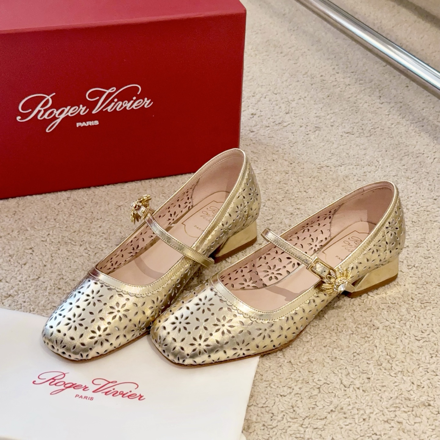 Roger Vivier Belle Vivier Mary Jane Chaussures de fée Paris éphémère, bride unique avec boucle en strass, petit talon carré, élégance noble et beauté