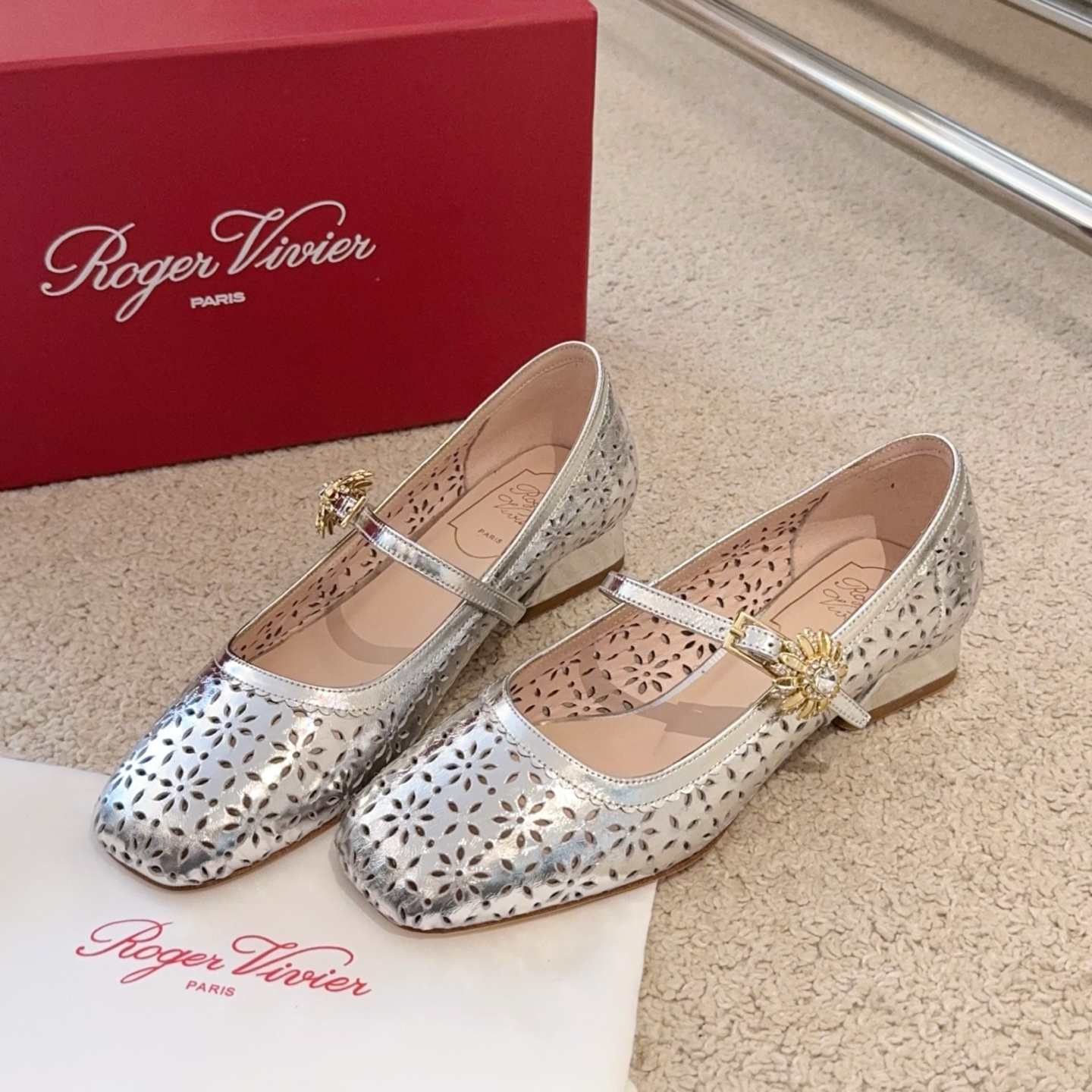 Roger Vivier Belle Vivier Mary Jane Chaussures de fée Paris éphémère, bride unique avec boucle en strass, petit talon carré, élégance noble et beauté