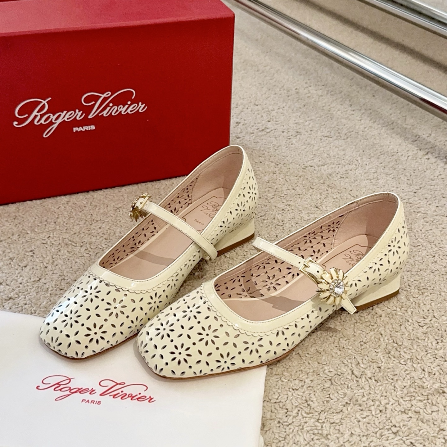 NO:265883,【RV】Carved leather Mary Jane single shoes, new lace texture carved hollow Mary Jane embellished enamel flowers, small daisy diamond buckle, Tres Vivier series reinterprets the charm of classic shoes, geometric thick heel 2.5cm heel high smooth and comfortable, round version calfskin custom punching, inner foot pad imported mixed-bred sheepskin Italian leather outsole 35-39 (34/40 custom-made non-return and exchange), single shoes, mary jane, cowhide, sheepskin, Leather soles19860909【RV】雕花皮革玛丽珍单鞋 全新蕾丝质感雕花镂空玛丽珍点缀珐琅花朵小雏菊钻扣Tres Vivier 系列重新诠释经典鞋履的魅力,几何粗跟2.5cm跟高平稳舒适 圆版小牛皮定制冲孔 内里垫脚进口混种羊皮 意大利真皮大底 35-39（34/40定制不退换）,单鞋,mary jane,cowhide,sheepskin,Leather soles,Women's Shoes