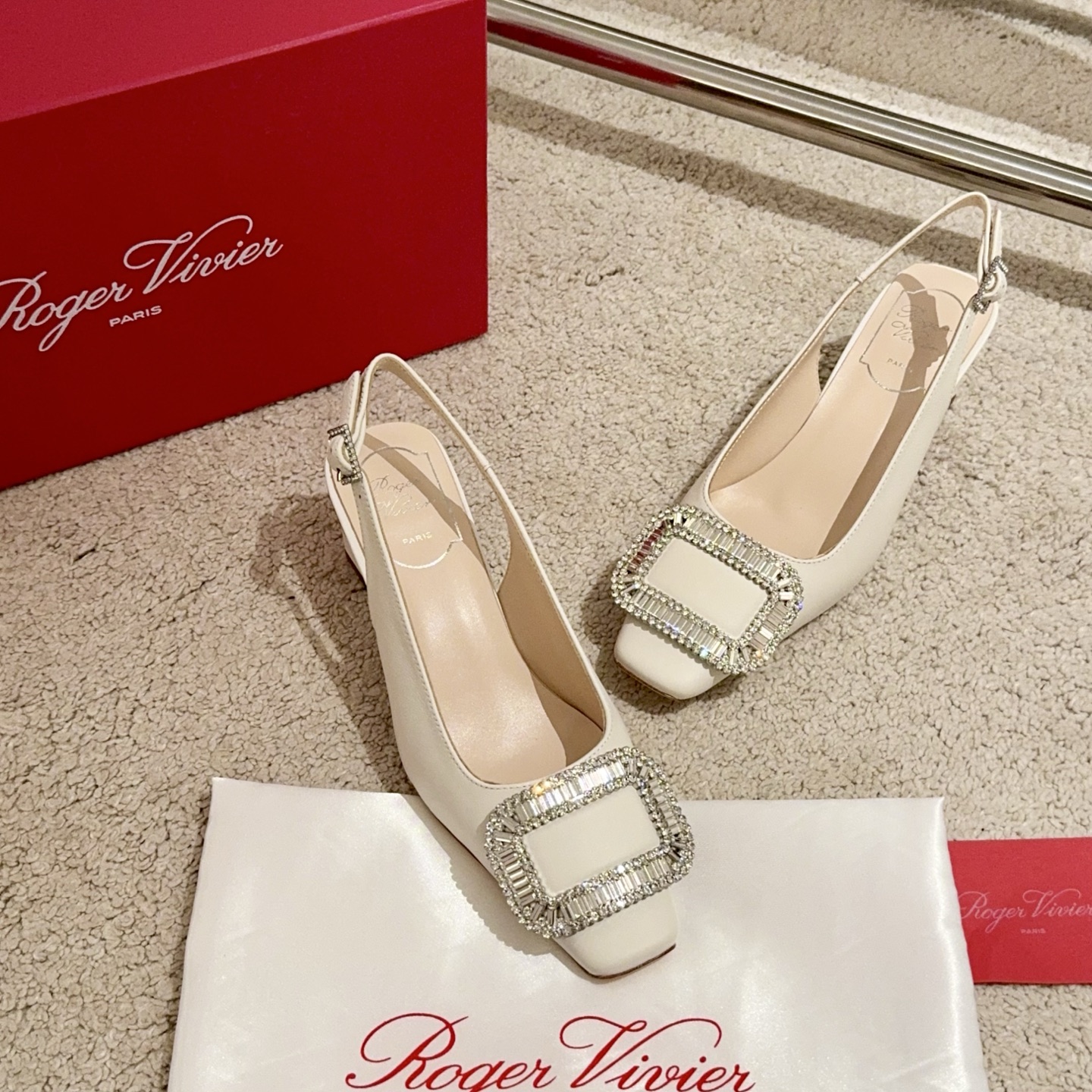 NO:444416,【RV】Belle diamond buckle back strap sandals are elegant and timeless. The classic square diamond buckle is charming at a glance and shines brightly in the light. The gorgeous feeling is directly stretched to the 4.5cm square heel, which shows your temperament and comfort!  Instantly became the focus of the whole scene. Imported silk / round calfskin upper, inner foot pad silk / mixed lambskin, sole Italian leather outsole size35-39 (34/40 custom made without return or exchange), sandals, sandals, cowhide, sheepskin, real silk, Leather soles19860909【RV】Belle钻扣后袢带凉鞋 优雅永不过时宝子们,一眼迷住经典方钻扣饰在光线下璀璨闪耀,华丽感直接拉满4.5cm方跟既显气质上脚舒适！瞬间成为全场焦点 鞋面进口真丝/圆版小牛皮 内里垫脚真丝/混种小羊皮 鞋底意大利真皮大底 size35-39（34/40定制不退换）,凉鞋,sandals,cowhide,sheepskin,real silk,Leather soles,Women's Shoes