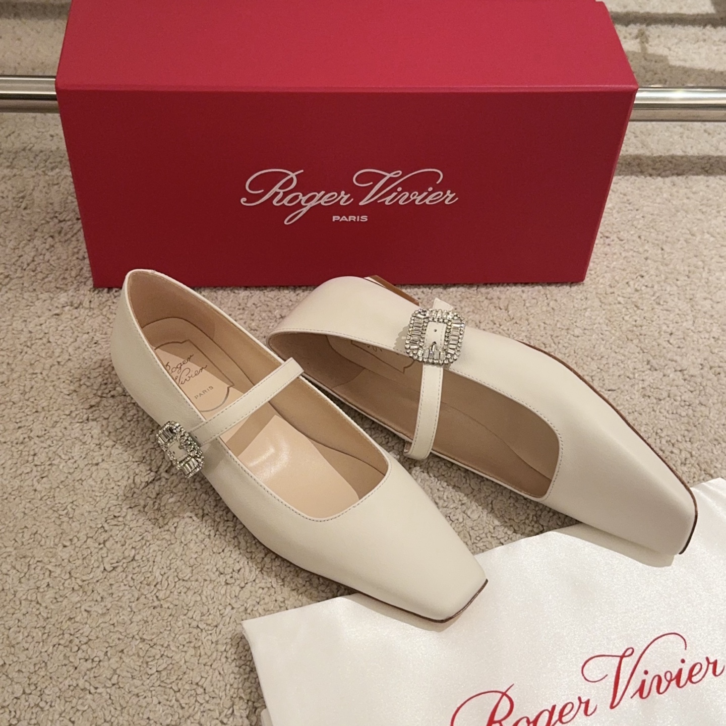 NO:444455,【RV】Floating Life Paris | Belle Vivier Mary Jane 'Fairy Shoes' are luxurious and new style ♀ When you put it on, you instantly feel fairy!  !  The comfortable lambskin Mary Jane, one-strip diamond buckle with a small square heel of 2.5cm, elegant and uncensorable upper imported round version of comfortable calfskin, inner footbed imported mixed lambskin Italian leather outsole size35-39 (34/40 customized without return or exchange), single shoes, mary jane, cowhide, sheepskin, Leather soles19860909【RV】浮生巴黎 | Belle Vivier 玛丽珍 “仙女鞋”贵气逼人新款♀上脚瞬间仙气飘飘！！舒服到起飞的小羊皮玛丽珍,一字带钻扣饰配上2.5cm小方跟优雅不可方物 鞋面进口圆版舒适小牛皮 内里垫脚进口混种小羊皮 意大利真皮大底 size35-39（34/40定制不退换）,单鞋,mary jane,cowhide,sheepskin,Leather soles,Women's Shoes