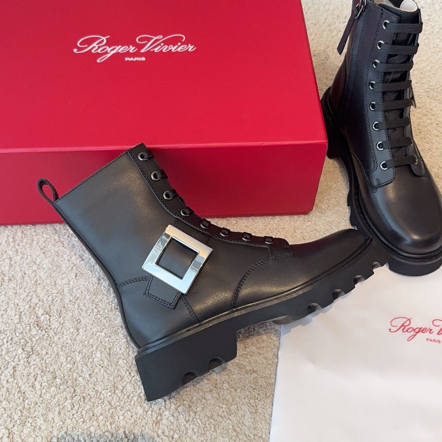 NO:533924,【RV】Viv'Rangers Truck Sweet and Cool Leather Boots Who knows the power of RV's new motorcycle boots!  The metal square buckle is a noble code, and the thick-soled motorcycle style is a cool street walk with a sweet and cool style!  Inner zipper is easy to put on and take off. The upper is delicate calfskin/mercury beef reverse velvet. The inner imported mixed lambskin (inner size mark of the shoe tongue) Round version open mold leather edge strip anti-slip sole (thick sole 4.5cm) size35-39 (40 custom-made without return and exchange) Coffee beef fleece/black cowhide, boots, boots, cowhide, sheepskin19860909【RV】Viv'Rangers Truck甜酷皮靴 谁懂 RV 新款机车靴的厉害！金属方扣是贵气暗号,厚底机车风是街头酷飒走路自带甜酷风！内侧拉链方便穿脱 鞋面细腻小牛皮/丝光牛反绒 内里进口混种小羊皮（鞋舌内码标） 圆版开模真皮沿条防滑大底（厚底4.5cm） size35-39（40定制不退换） 咖啡牛绒/ 黑色牛皮,靴子,boots,cowhide,sheepskin,Women's Shoes