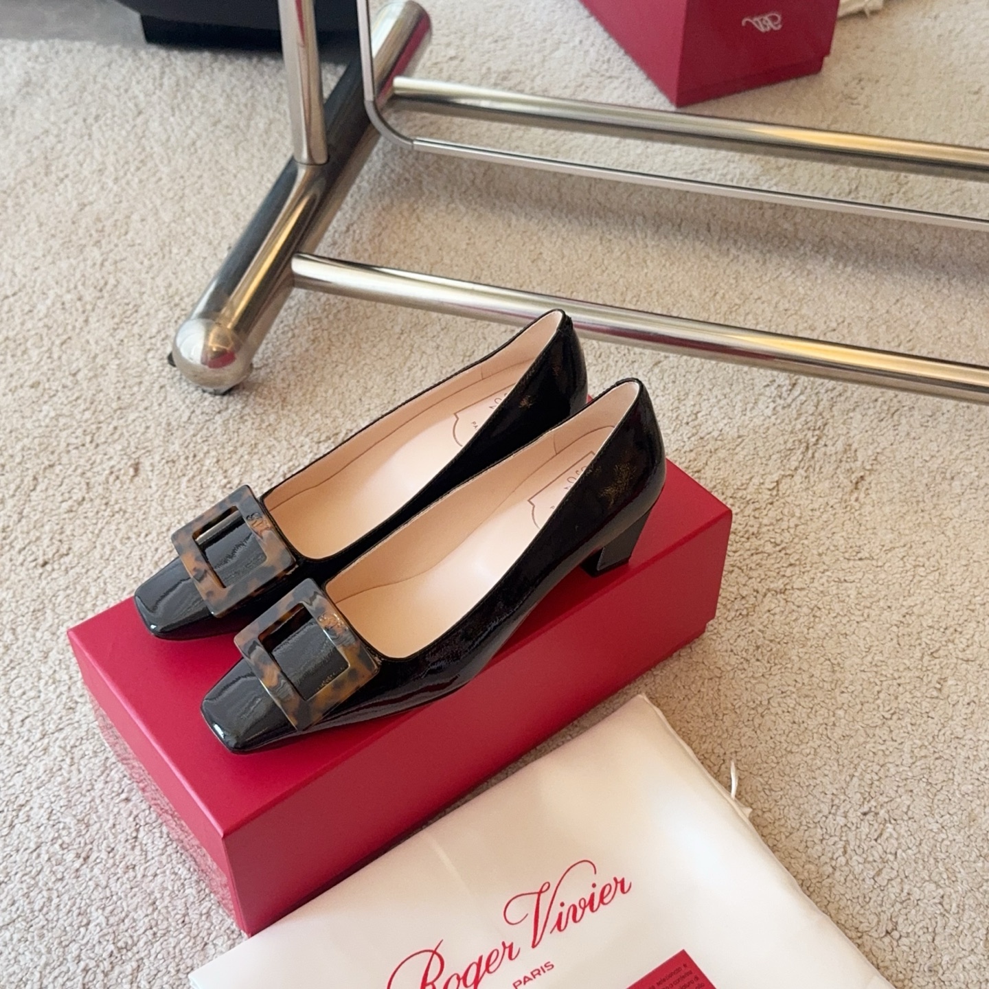 Roger Vivier RV Belle Vivier玳瑁扣牛皮系列
