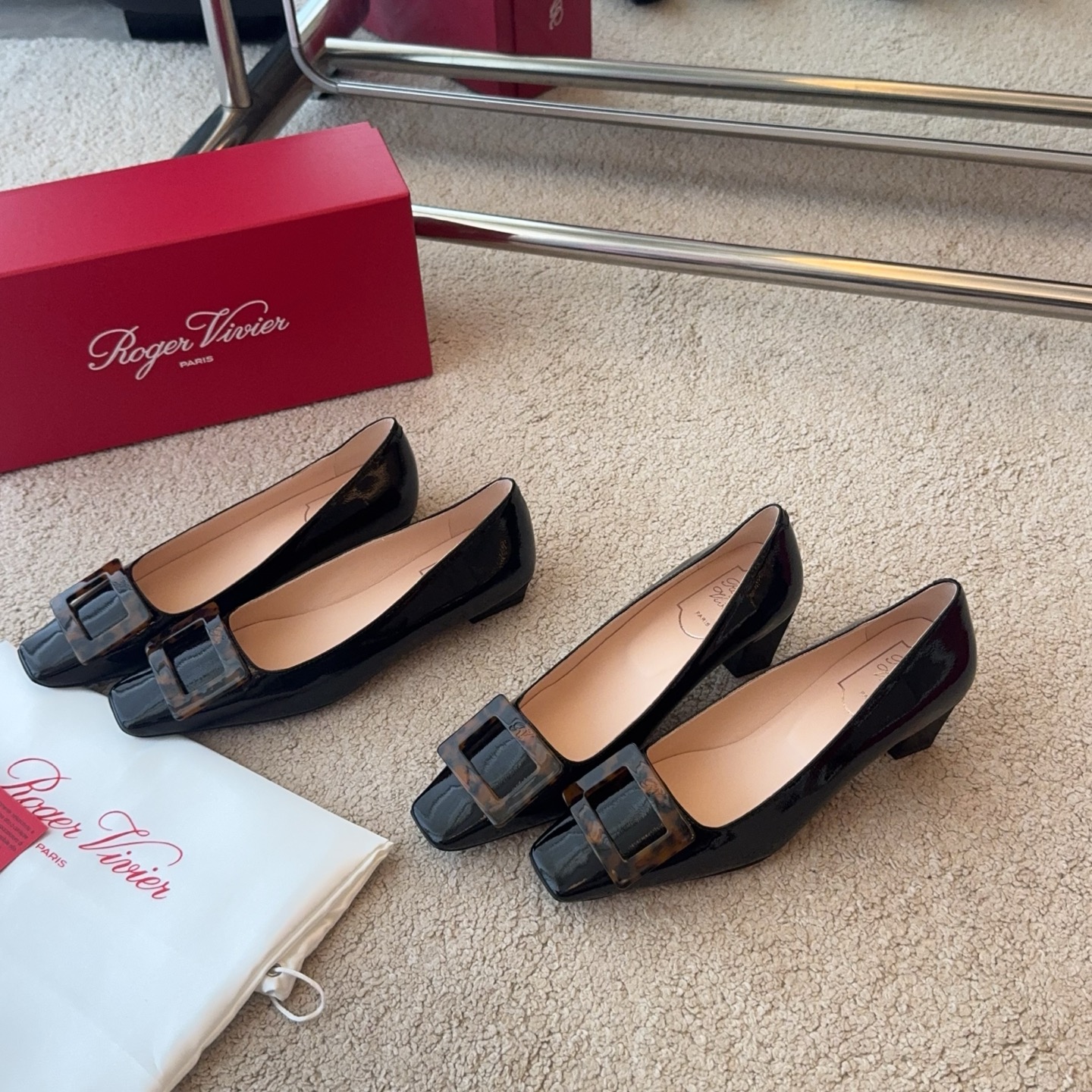 Roger Vivier RV Belle Vivier玳瑁扣牛皮系列
