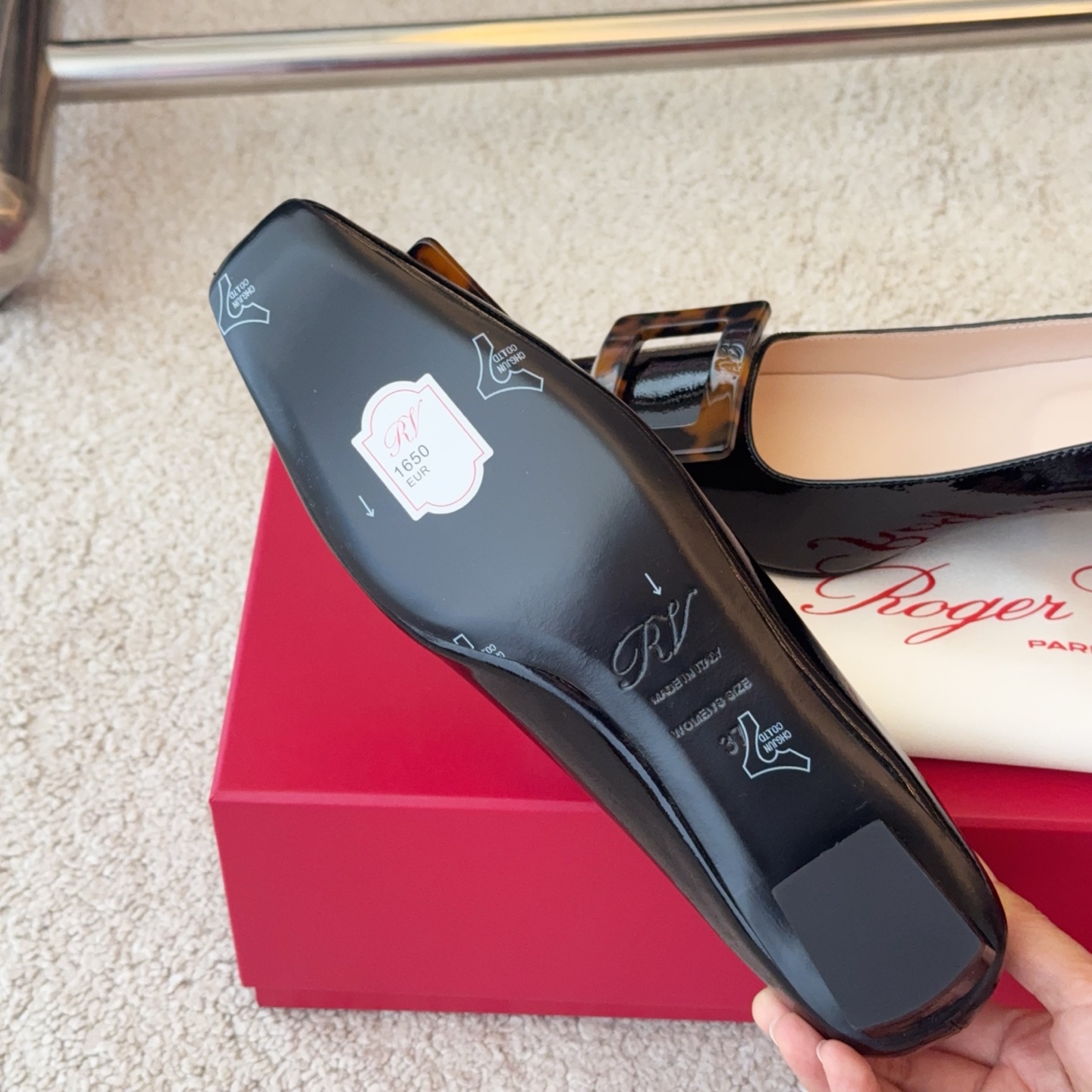 Roger Vivier RV Belle Vivier玳瑁扣牛皮系列
