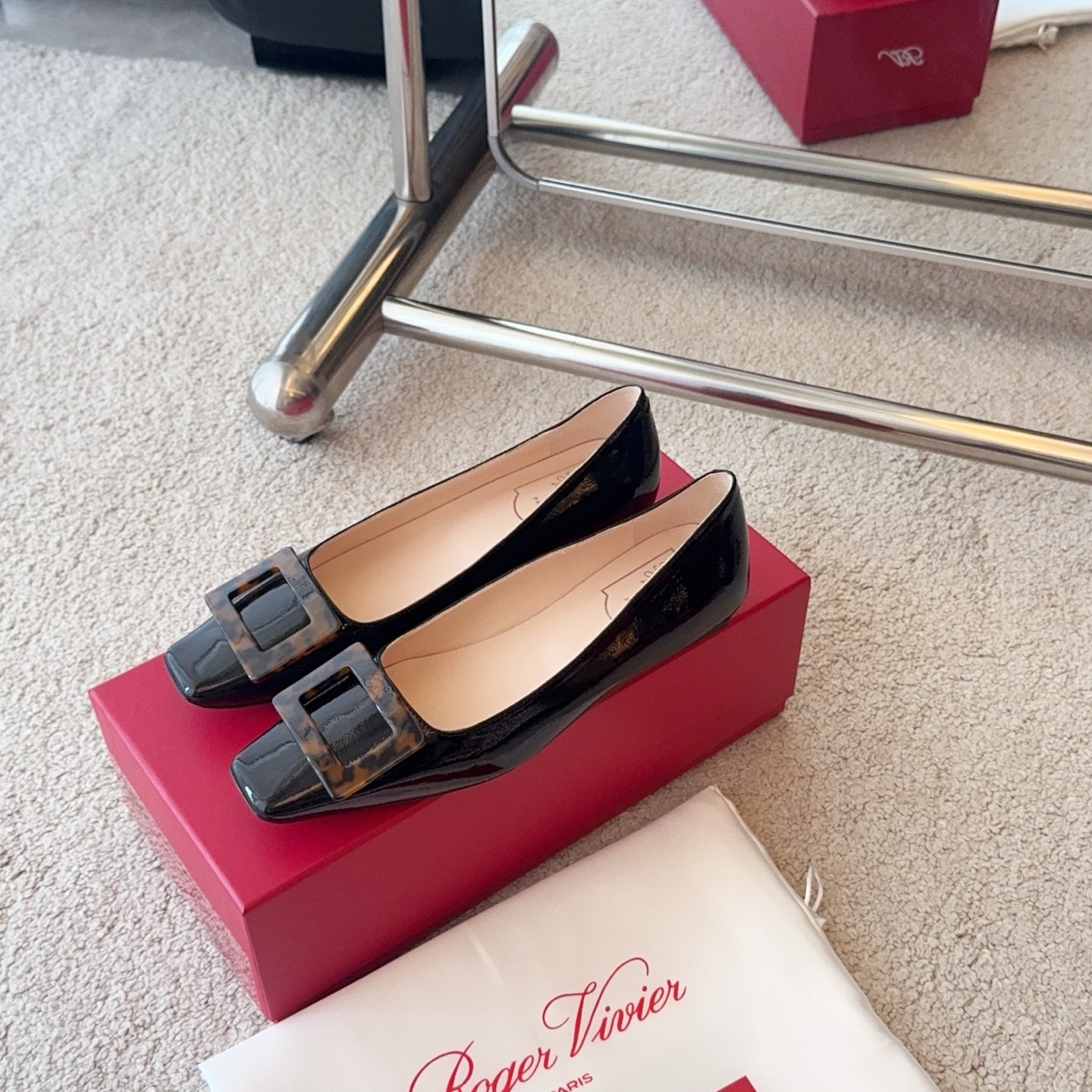 Roger Vivier RV Belle Vivier玳瑁扣牛皮系列