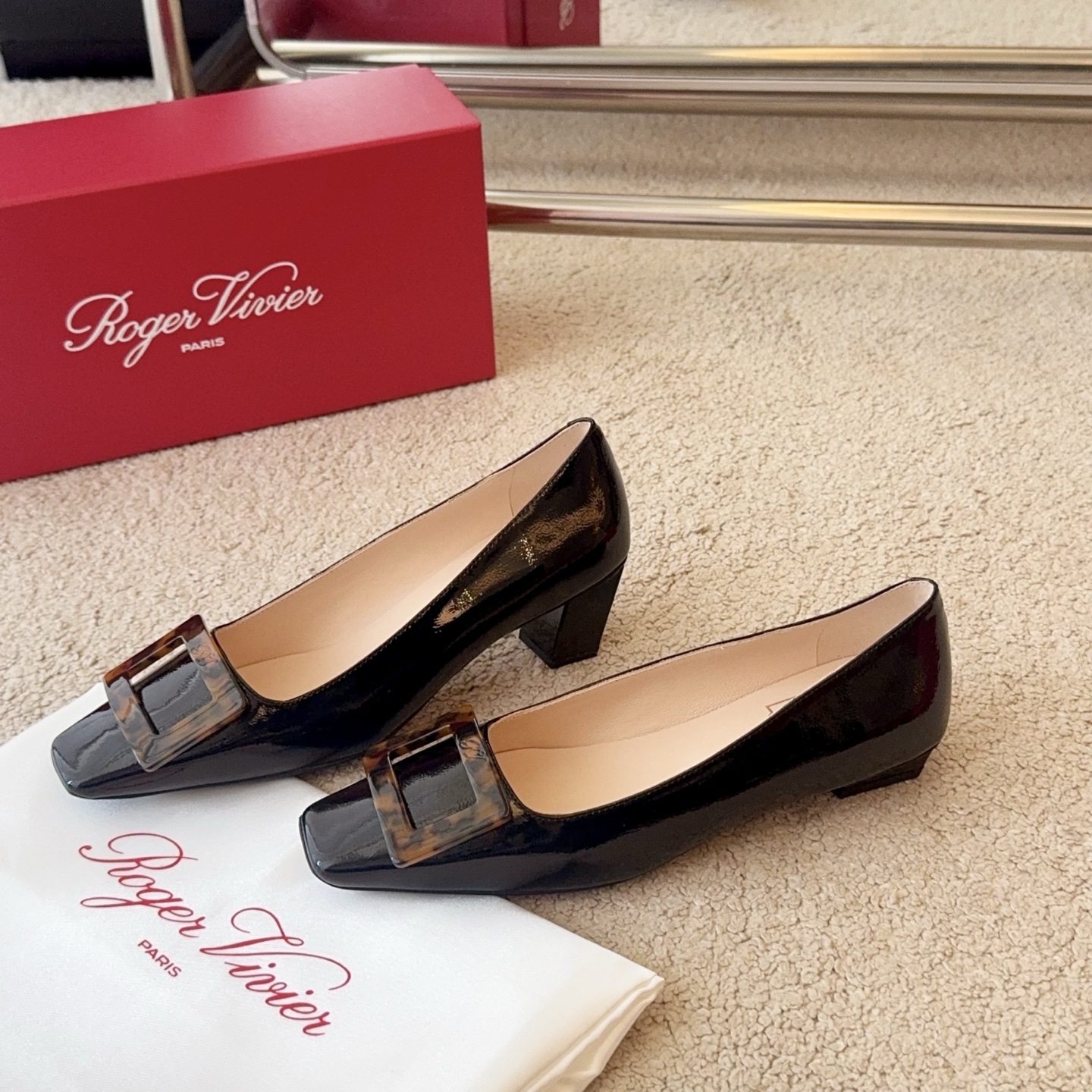 Roger Vivier RV Belle Vivier玳瑁扣牛皮系列
