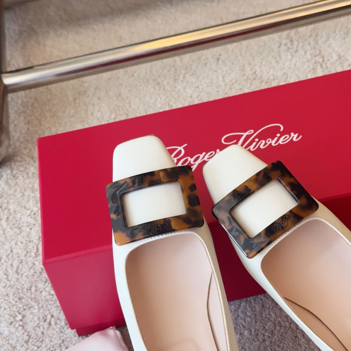 Roger Vivier RV Belle Vivier玳瑁扣牛皮系列