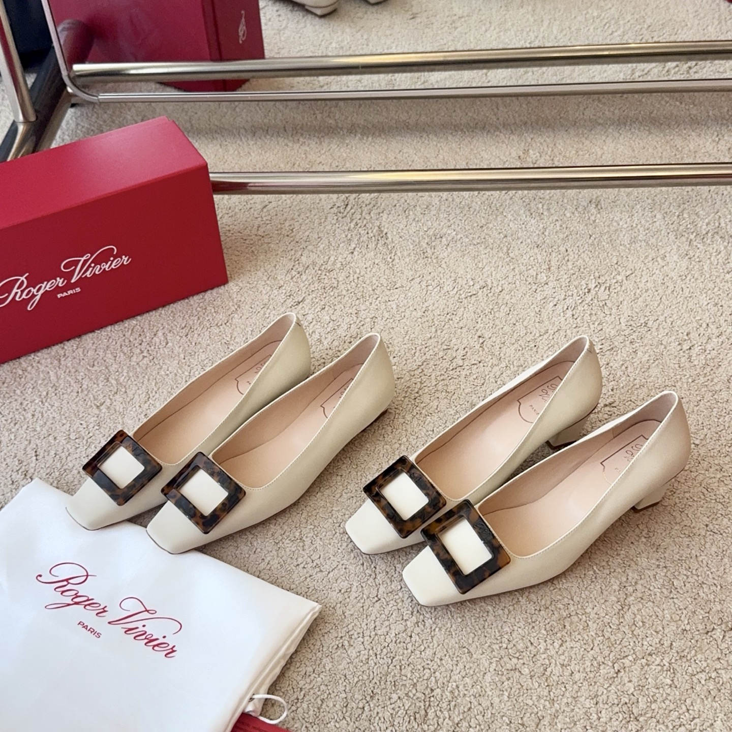 NO:725564,[RV] Belle Vivier tortoise shell leather series, classic and timeless elegant square tortoiseshell amber square buckle, this time paired with cowhide, it is more luxurious, comfortable and elegant. It is a classic and versatile item. It can be easily worn in skirts and trousers, and is suitable for daily commuting. Upper round cowhide/wrinkled cow patent leather, lining imported mixed lambskin, outsole, Italian genuine leather, heel height 4.5cm  size35-39 (34.40 customization is not returnable), mary jane, mary jane, skirts, cowhide, sheepskin, Leather soles19860909【RV】Belle Vivier玳瑁扣牛皮系列 经典永不过时优雅方头+玳瑁琥珀色方扣,这次搭配牛皮更显高级感舒适又显气质经典百搭单品,裙装裤装都能轻松驾驭,通勤日常都适合 鞋面圆版牛皮/皱牛漆皮 内里进口混种小羊皮 大底意大利真皮大底跟高4.5cm size35-39（34.40定制不退换）,玛丽珍,mary jane,skirts,cowhide,sheepskin,Leather soles,Women's Shoes