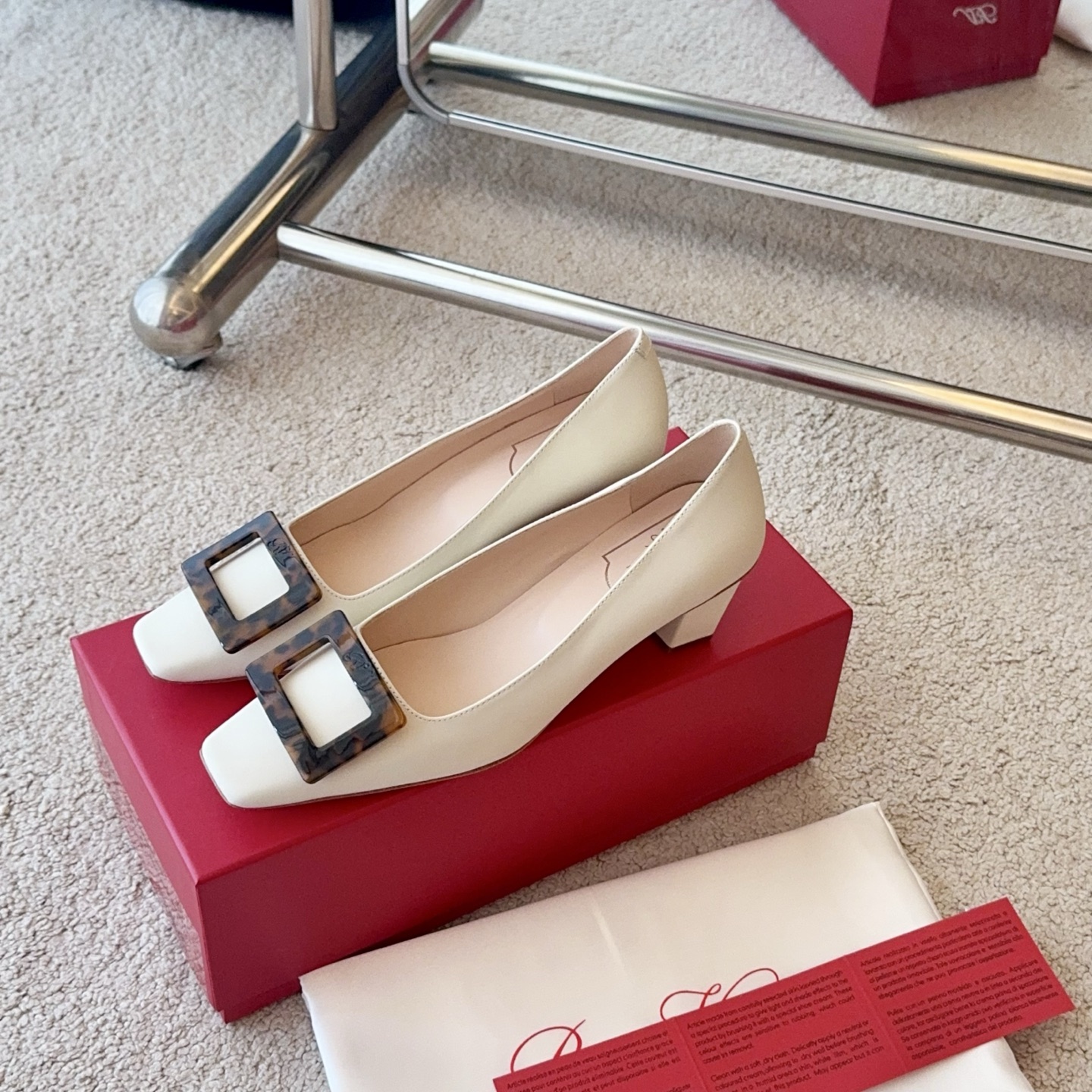 Roger Vivier RV Belle Vivier玳瑁扣牛皮系列