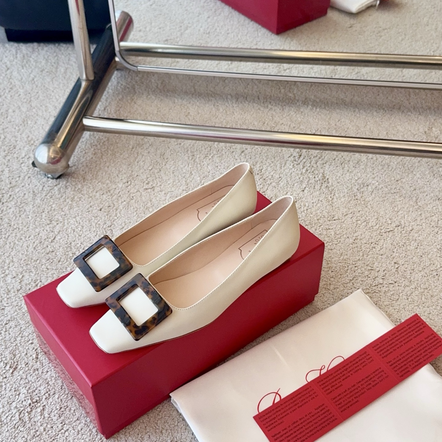 Roger Vivier RV Belle Vivier玳瑁扣牛皮系列