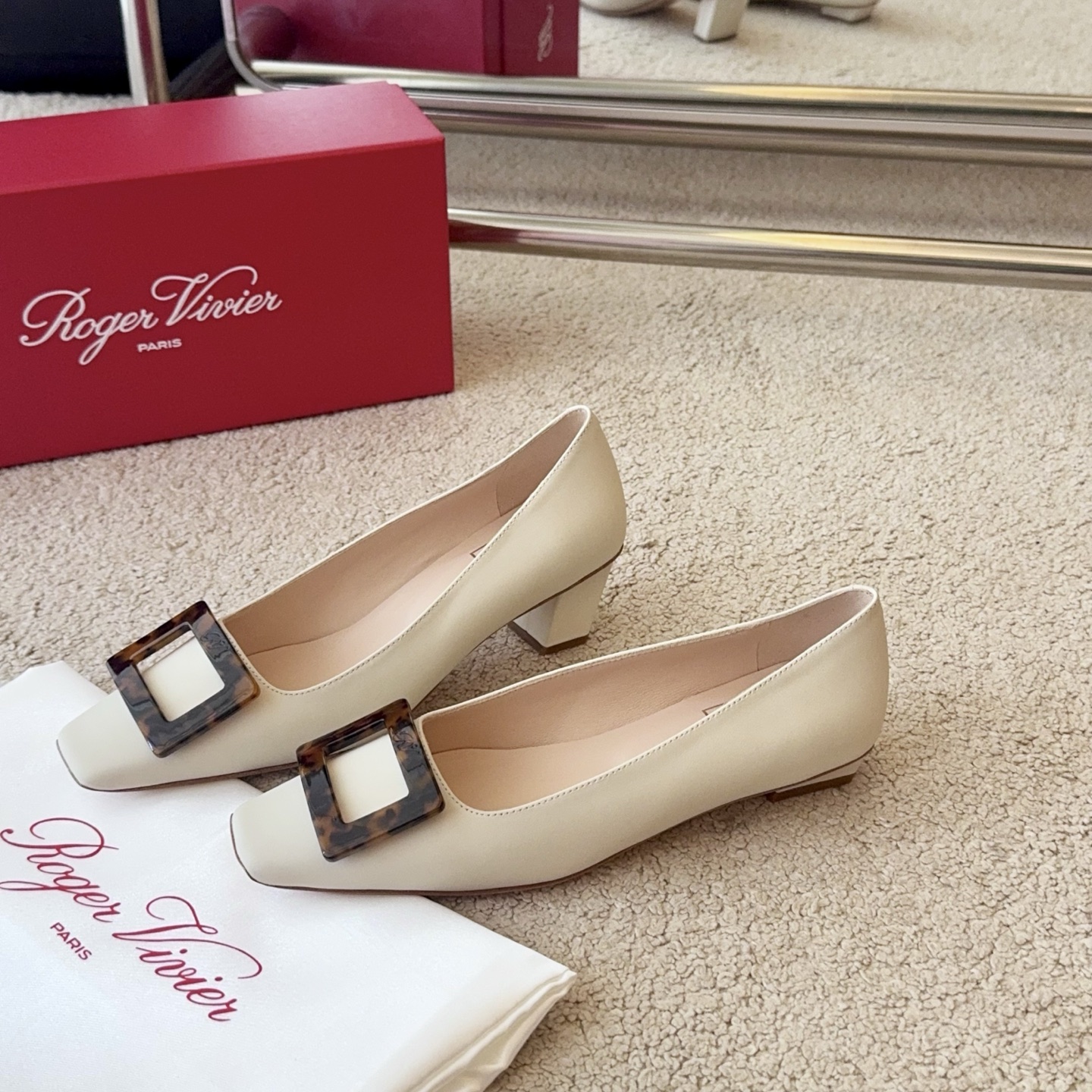 Roger Vivier RV Belle Vivier玳瑁扣牛皮系列