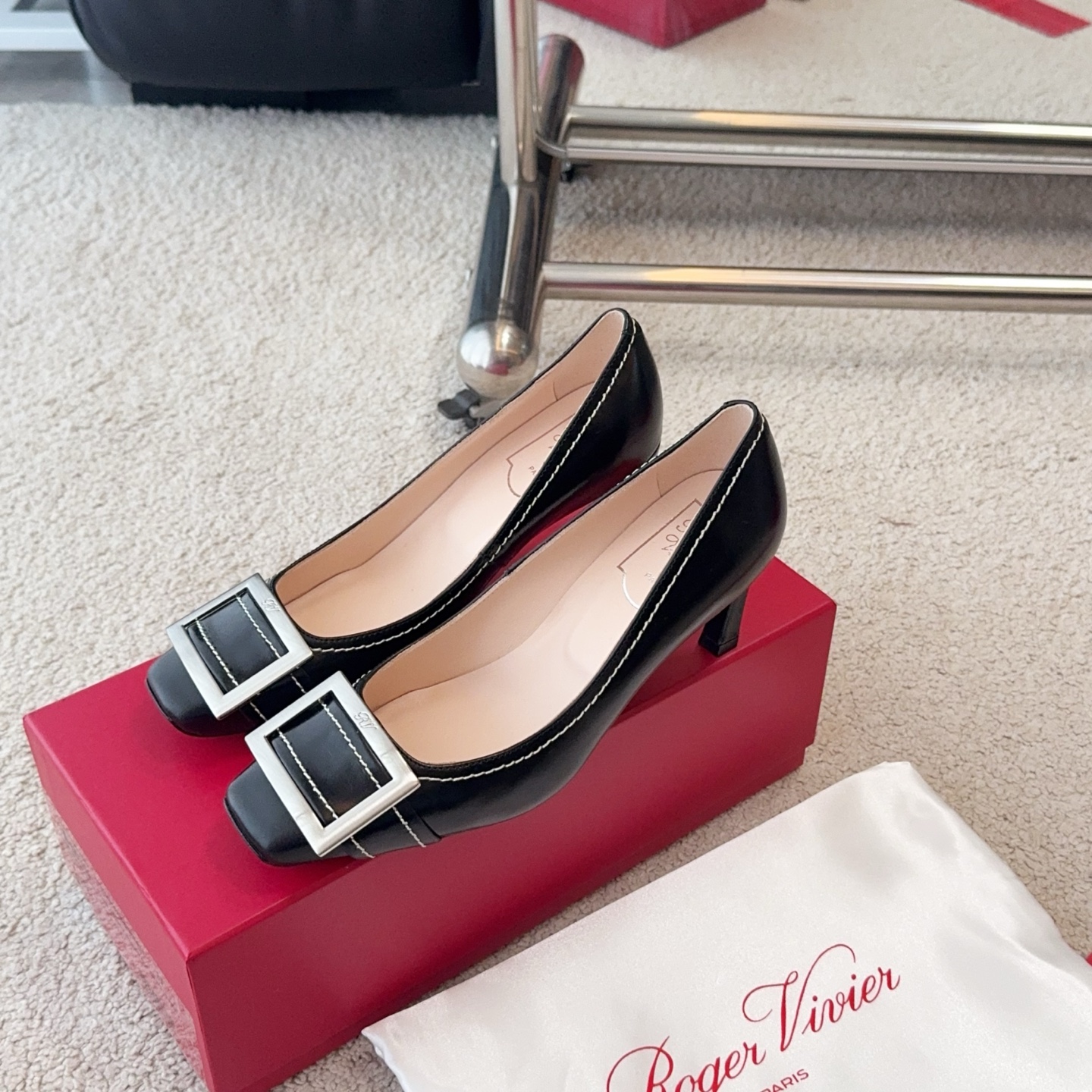 Roger Vivier RV早春新品缝线Trompette系列