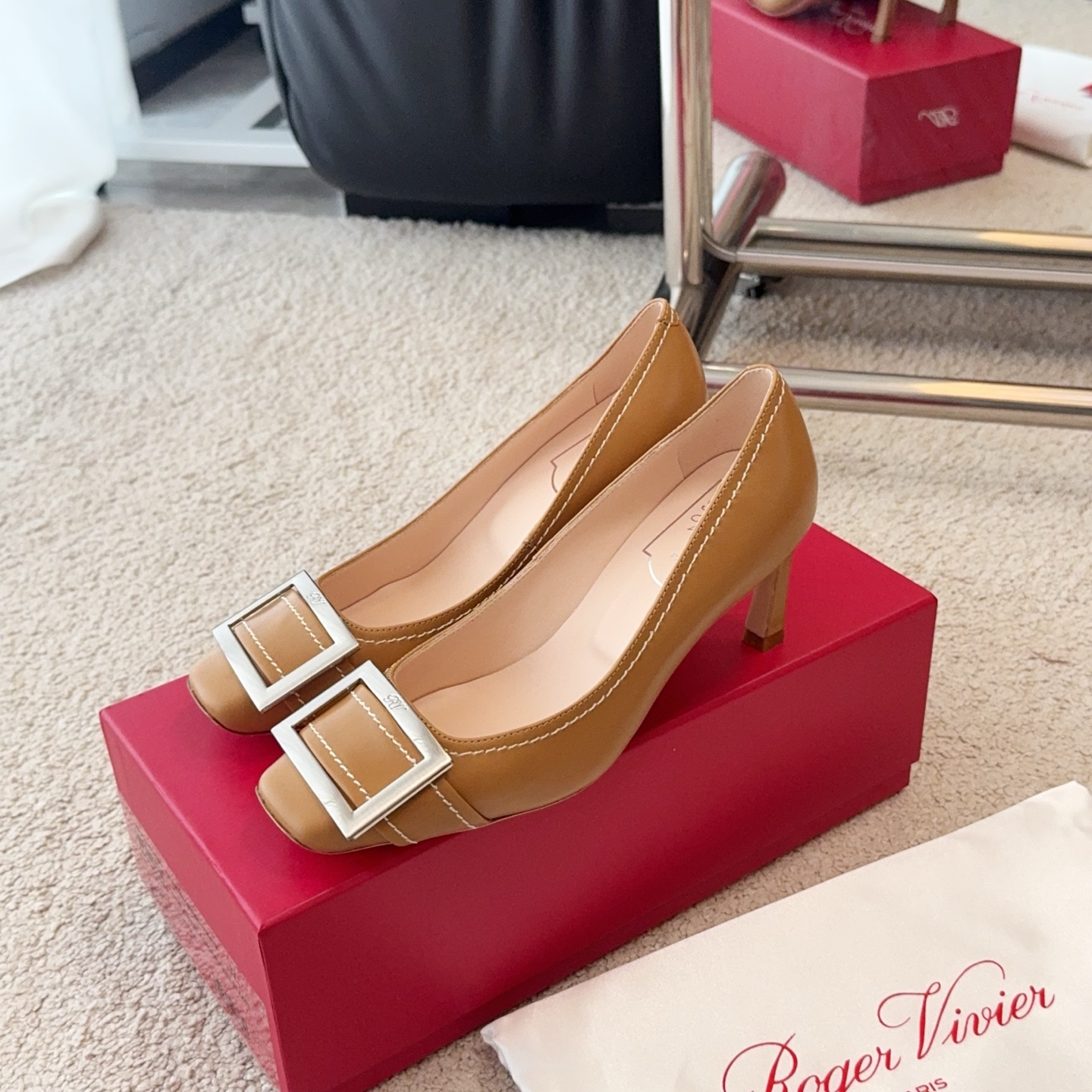 Roger Vivier RV早春新品缝线Trompette系列