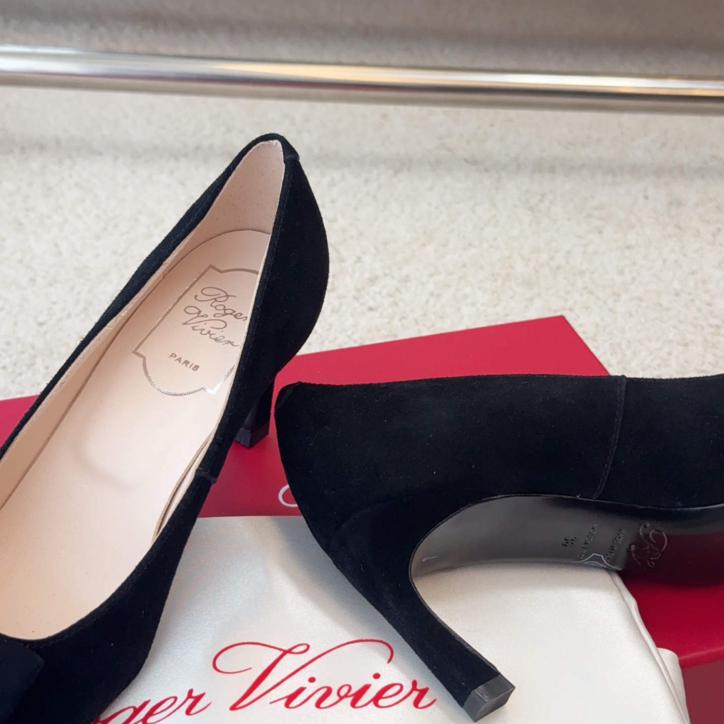 Roger Vivier RV新品绒面Trompette细高跟鞋