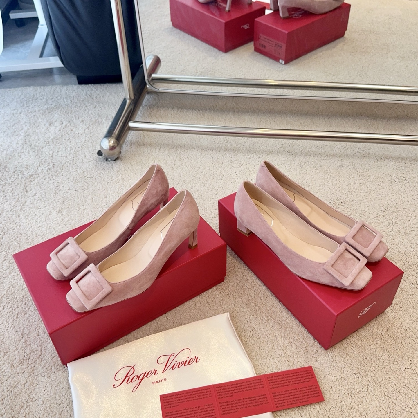 NO:725585,[RV] New suede Trompette stilettos. The collision between early spring, autumn and winter new classic shoes and suede blends warmth and softness into the femininity of stilettos. It is a good choice for daily wear or commuting. Round suede upper & lambskin lining for feet. Customized round leather square buckle. Italian genuine leather outsole size 35-39 (34.40 customization is non-refundable). Heel height 4.5&7cm, Mary Jane, mary  jane,high heels,sheepskin,chamois leather,Leather soles19860909【RV】新品绒面Trompette细高跟鞋 早春秋冬新品经典鞋型与麂皮的碰撞将温暖柔软融入到细高跟女人味中,日常穿搭或通勤都是不错的选择 圆版麂皮鞋面&小羊皮内里垫脚 定制圆版皮方扣饰 意大利真皮大底 size35-39（34.40定制不退换） 跟高4.5&7cm,玛丽珍,mary jane,high heels,sheepskin,chamois leather,Leather soles,Women's Shoes