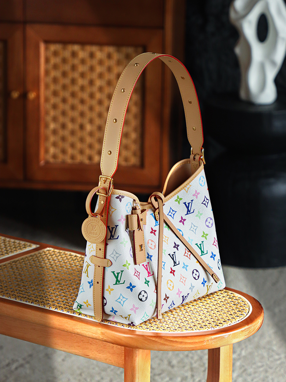 Carryall 白三彩 M13661
晶片碼可査詢 AS私品版👜A-138

村上隆聯名白三彩Carryall，20年前的審美現在依舊抗打，情懷溢滿荧幕了！ 既有千禧年的復古感，又充滿童趣活力，簡直就是一眼淪陷的顏值！

五金：厚镀24k全鋼
尺寸：24*12*29cm