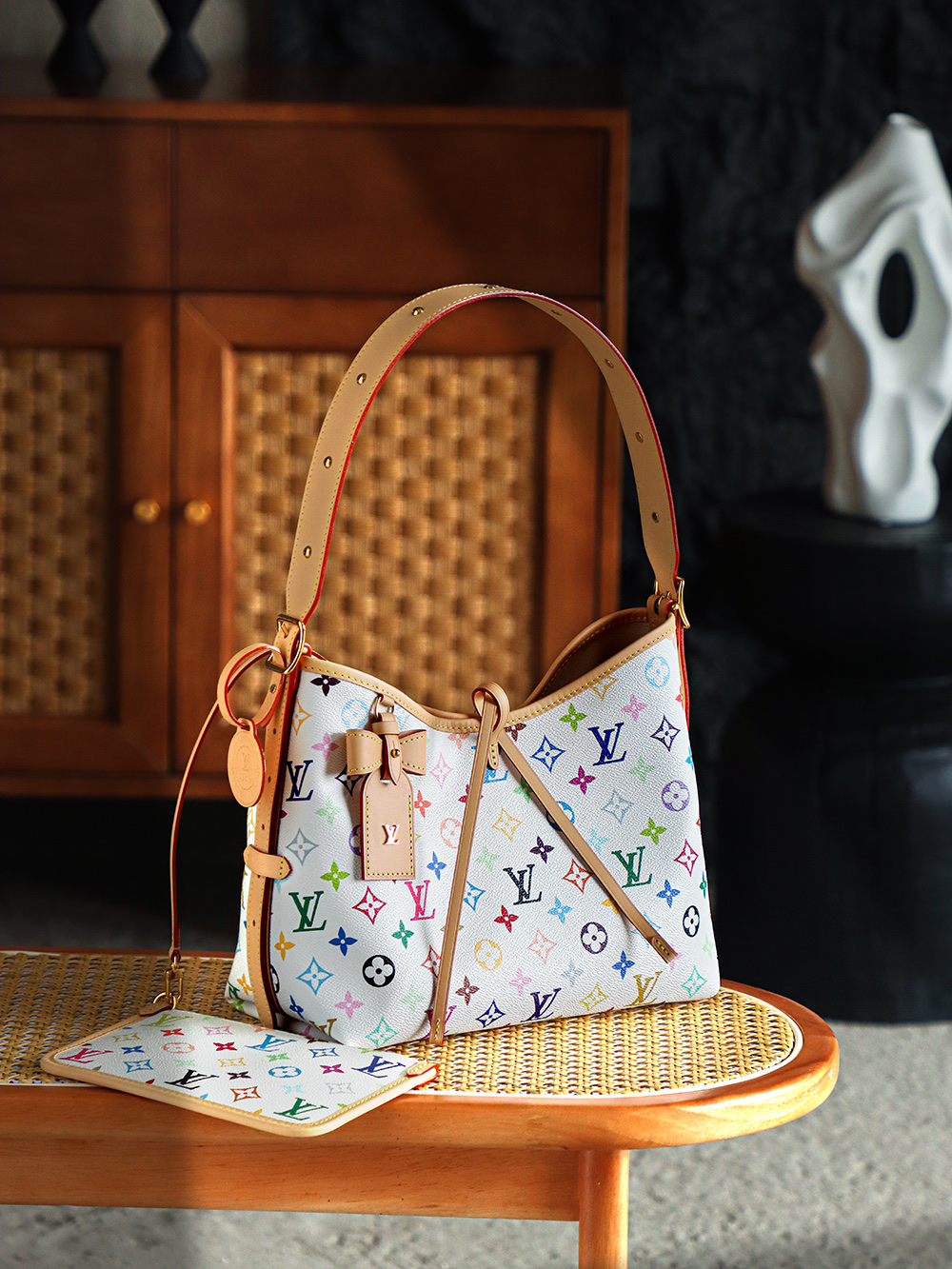 Carryall 白三彩 M13661
晶片碼可査詢 AS私品版👜A-138

村上隆聯名白三彩Carryall，20年前的審美現在依舊抗打，情懷溢滿荧幕了！ 既有千禧年的復古感，又充滿童趣活力，簡直就是一眼淪陷的顏值！

五金：厚镀24k全鋼
尺寸：24*12*29cm