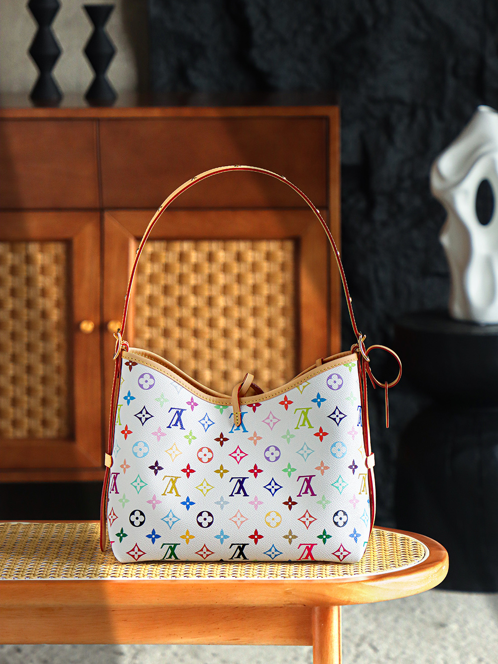Carryall 白三彩 M13661
晶片碼可査詢 AS私品版👜A-138

村上隆聯名白三彩Carryall，20年前的審美現在依舊抗打，情懷溢滿荧幕了！ 既有千禧年的復古感，又充滿童趣活力，簡直就是一眼淪陷的顏值！

五金：厚镀24k全鋼
尺寸：24*12*29cm